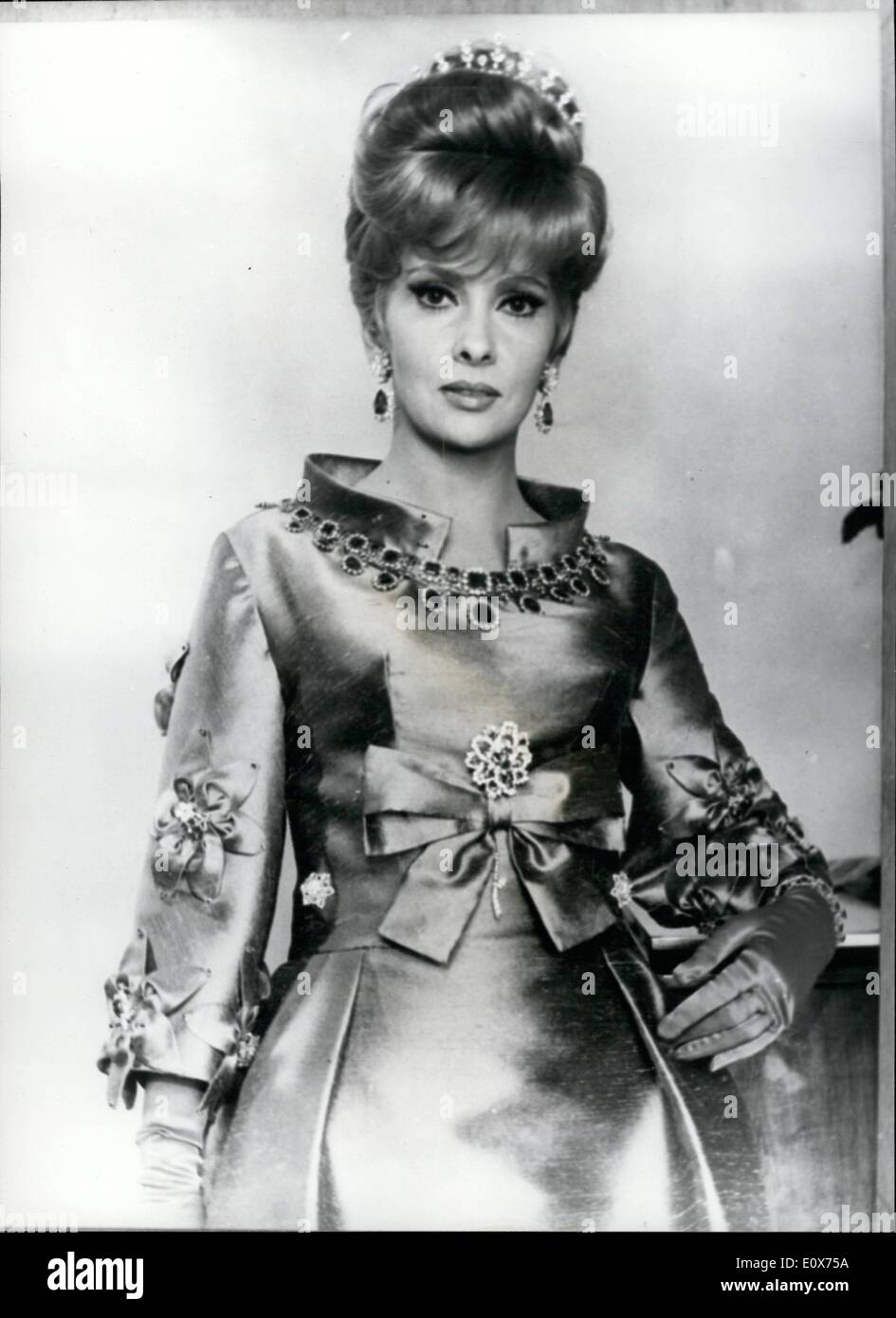 7. Juli 1965 - Gina in ihrem 00,000 Kleid: Foto zeigt berühmte italienische Filmstar Gina Lollobrigida, abgebildet, die fabelhafte Kleid, mit Diamant und Smaragd Stickerei Wert 00.000, dass sie zu kaufen ist. Das Kleid ist aus der Kollektion von Michel tellin. Stockfoto