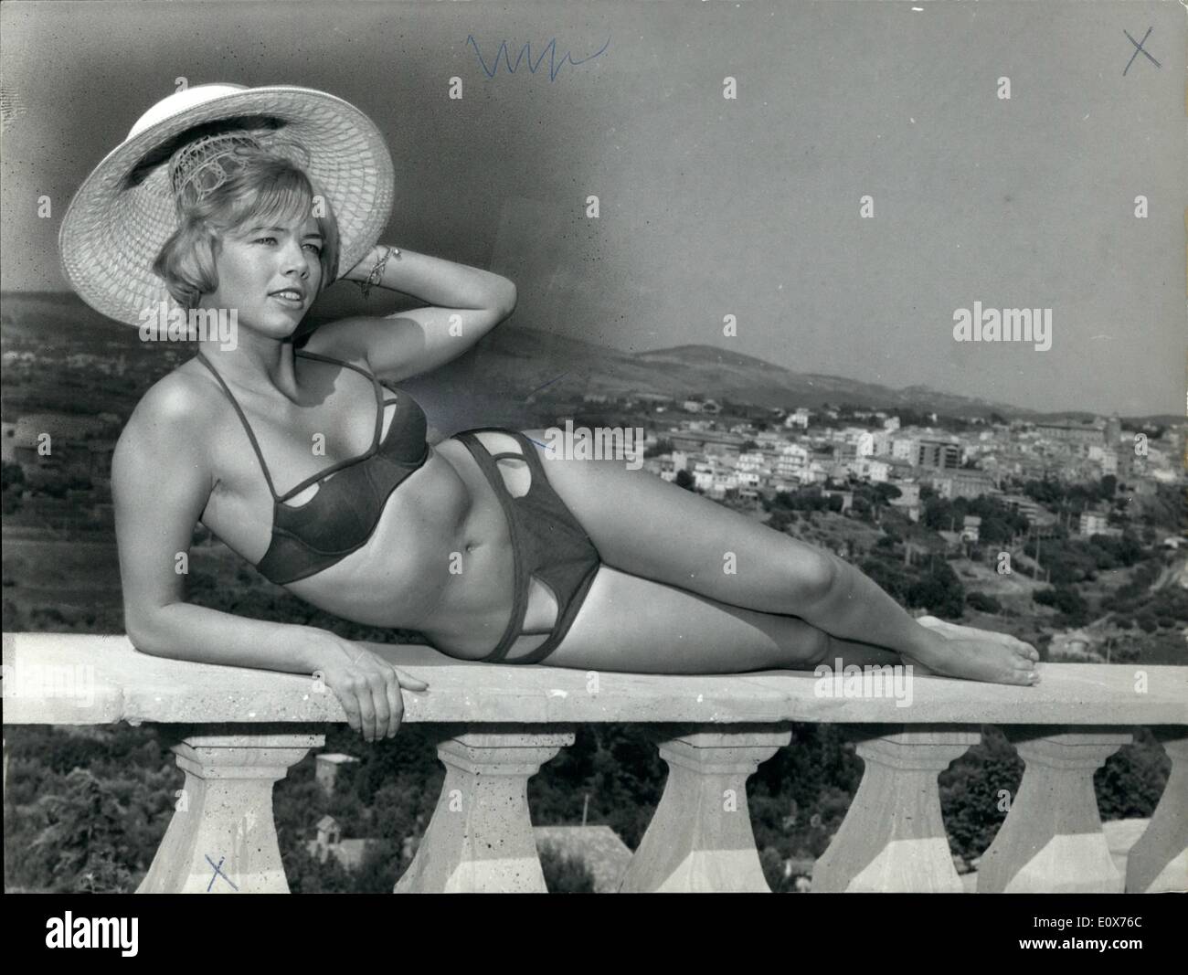 7. Juli 1965 - Rom, 23. Juli 1965: Solvi Stubing, eine sehr schöne deutsche Schauspielerin, 20 Jahre alt, aus Berlin mit den respektablen Maßnahmen 93-59-94, nachdem ihr viele Filme in Rom gedreht, entspannt sich in einem Pool. Stockfoto