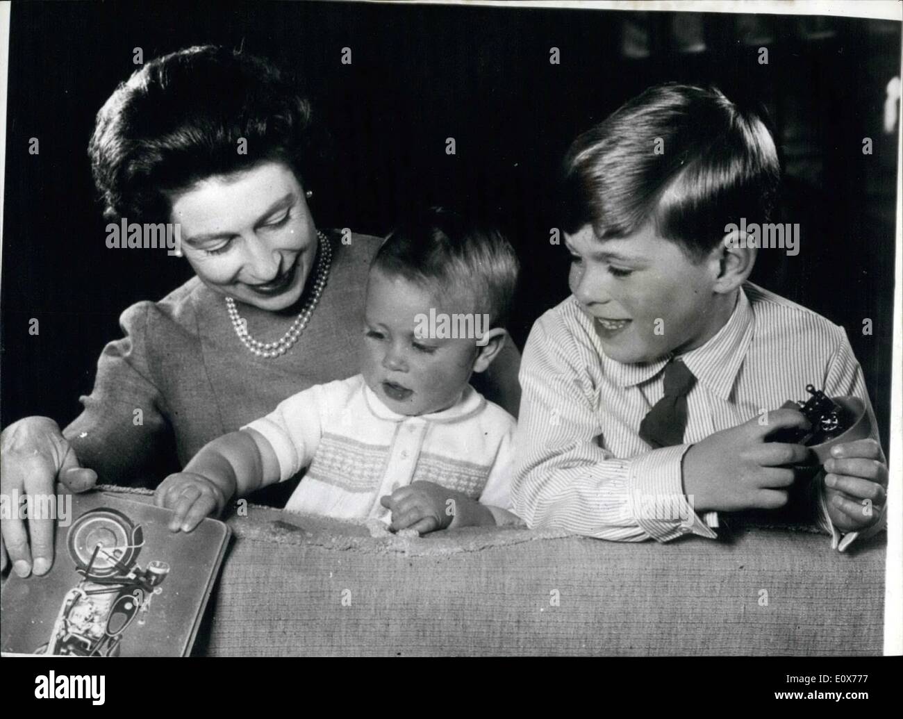 7. Juli 1965 - ist dieses Foto eines einer Serie oder Hal. DIE Königin und die Prinzen Andrew und Edward, kürzlich getroffenen Lisa Sheridan in ein Wohnzimmer im Windsor Castle. Das Foto zeigt die Königin mit Prinz Andrew und Prinz Edward. Stockfoto