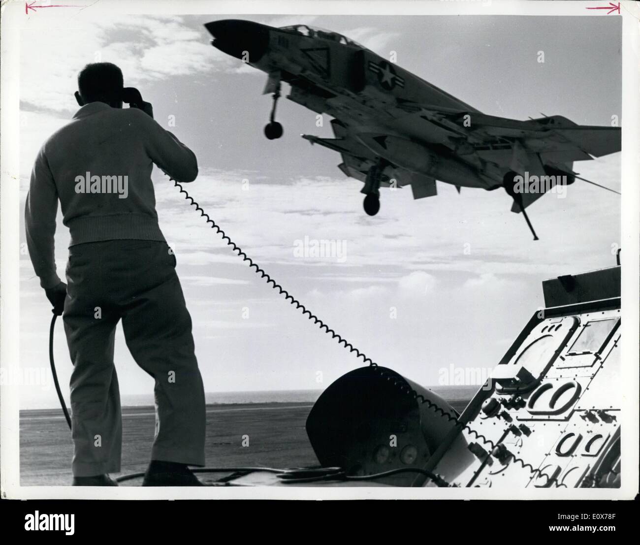 7. Juli 1965 - Überschall-Jet A Marine Phantom II kehrt auf dem Flugzeugträger USS Midway VA-41) nach einer Mission über Norden Stockfoto