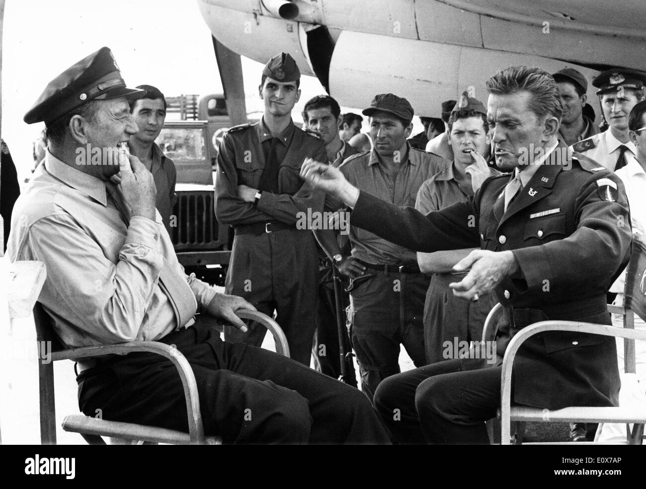 Schauspieler Kirk Douglas und John Wayne Co-Star im film Stockfoto