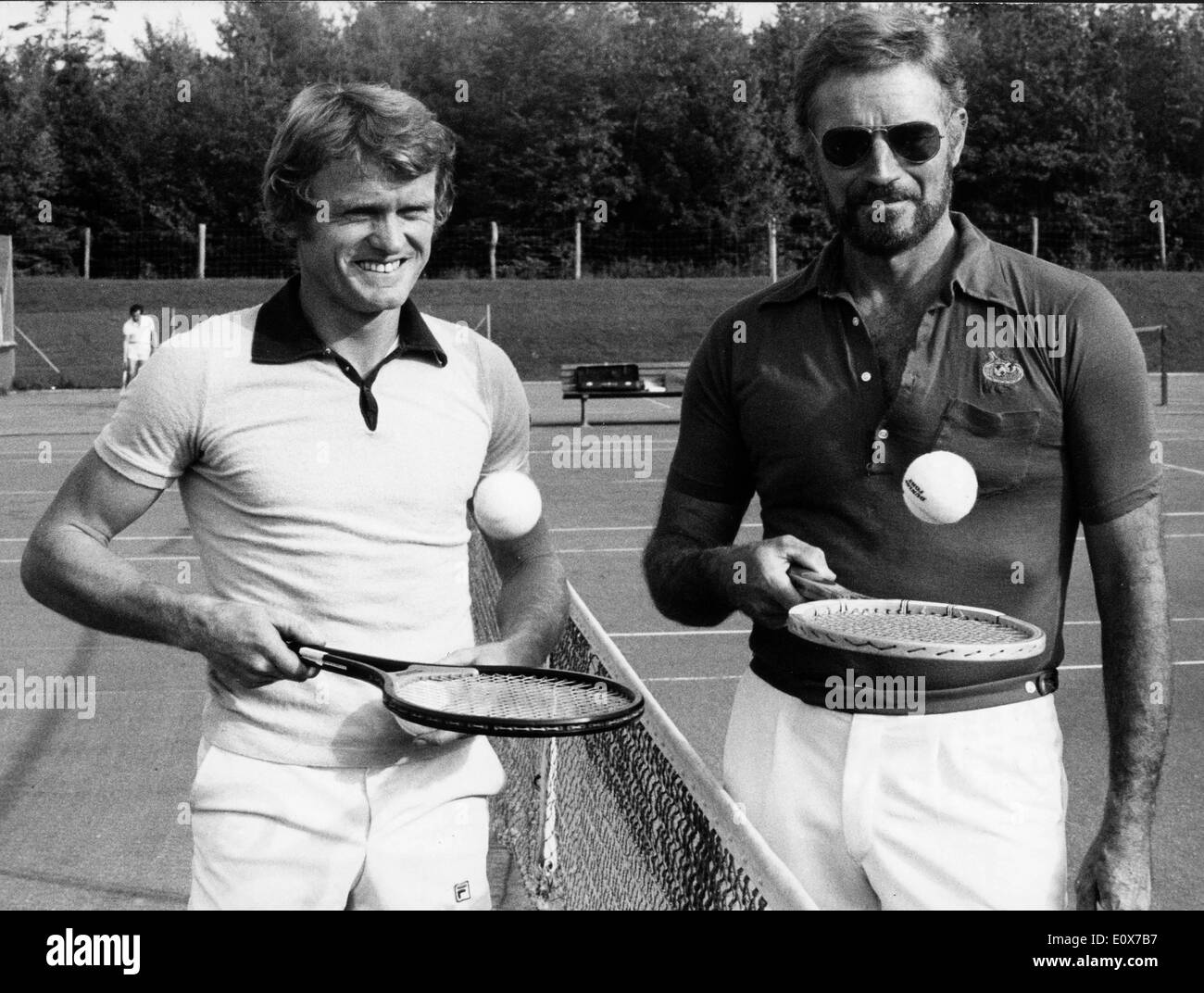 Schauspieler Charlton Heston Tennisspielen mit Sepp Maier Stockfoto
