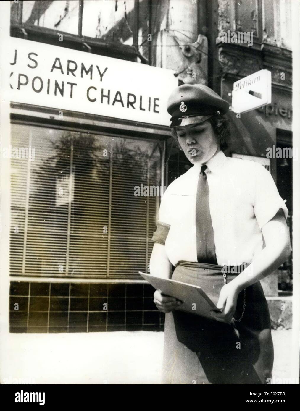 26. August 1965 - Service Britinnen im Dienst. Am Checkpoint Charlie: Britinnen Service haben amerikanische und französische Soldaten im Dienst an - Grenze Punkt der Checkpoint Charlie in Berlin angeschlossen. Foto zeigt: CPL. Phyllis Luke, abgebildet im Dienst am Checkpoint Charlie. Stockfoto