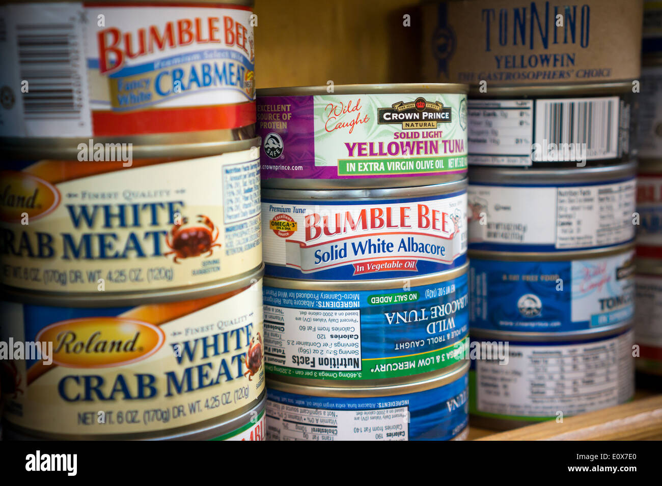 Dosen Thunfisch und Krebsfleisch in einem Lebensmittelgeschäft in New York am Samstag, 17. Mai 2014 (© Richard B. Levine) Stockfoto