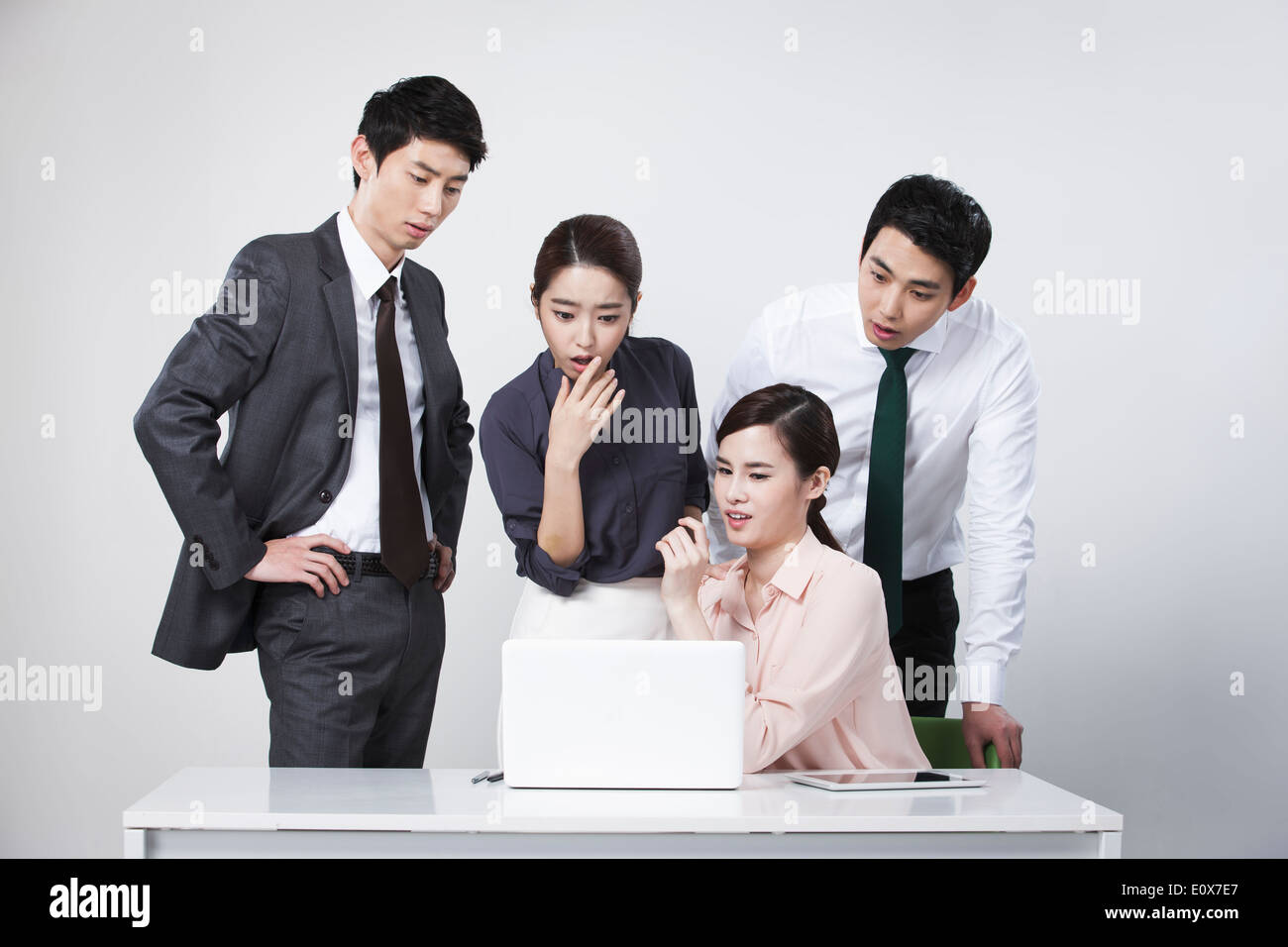 zwei Geschäftsfrauen und zwei Geschäftsleute arbeiten zusammen Stockfoto