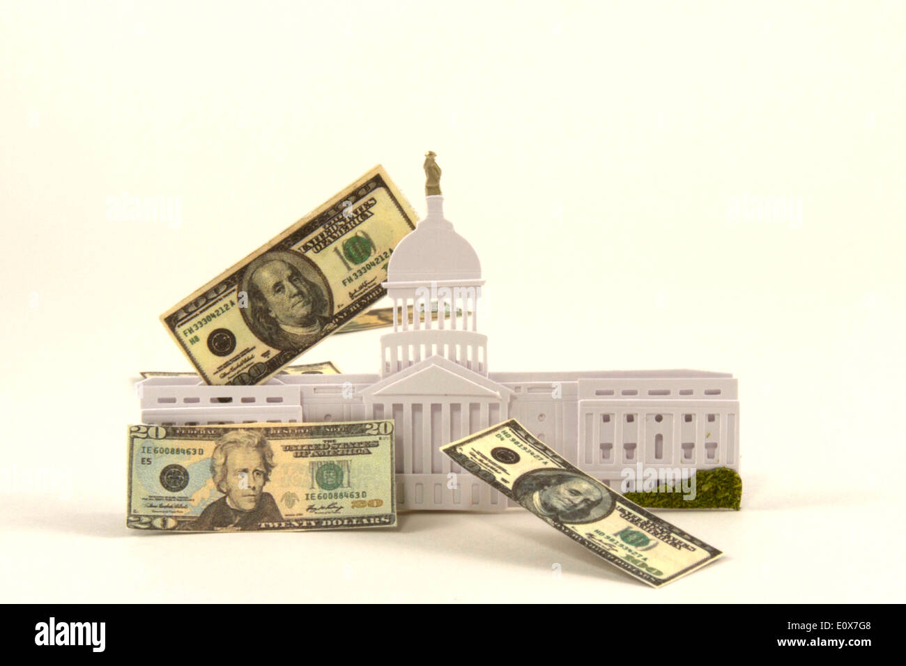 US-Kongress-Gebäude mit amerikanischen Währung Stockfoto