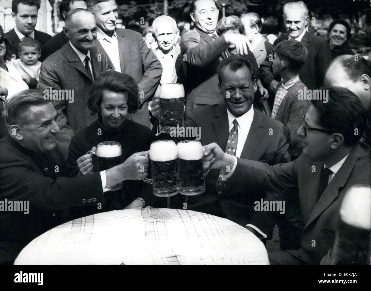 Sep 04, 1965 - auf seinem Feldzug Reise durch Deutschland, Berlins Regierenden Bürgermeister Willy Brandt am 4. September in München angekommen. Begleitet von Münchner Bürgermeister Dr. Hans-Jochen Vogel, der SPD-Vorsitzende und Kanzlerin Kandidat machte eine Reise durch fast jeden Teil der Stadt und wurde von den Bürgern begrüßt. Im Bild: (Mitte) Willy Brandt eine Pause nach einem langen Tag voller Arbeit in München. Seine Frau Ruth sitzt neben ihm. Stockfoto
