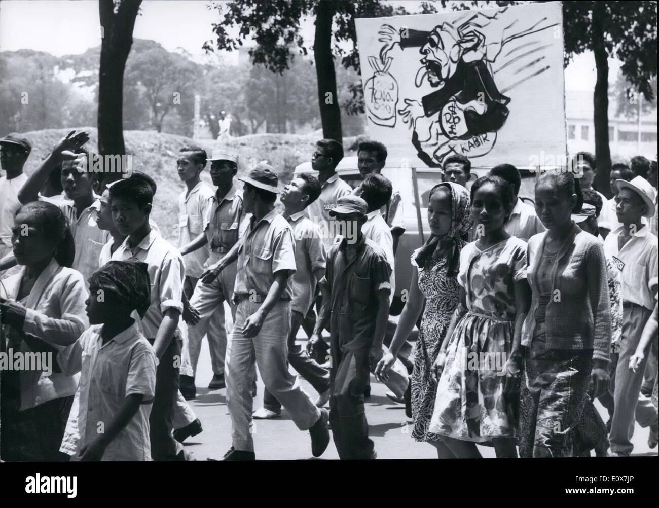 Sept. 09, 1965 - kommunistische Demonstration in Indonesien: kommunistische Demonstranten gesponsert eine Menge von mehr als 1000 Indonesier zum Kotrar ("Organization for Umrüsten für die Revolution'') Hauptquartier in Jakarta marschieren, Sukarno Entscheidung, Disaband H.M.I. (muslimische Studentengruppe rund 80.000 Mitglieder) nicht zu protestieren. Sie berechnen die muslimischen Schüler mit Zähler revolutionären Aktivitäten. Stockfoto