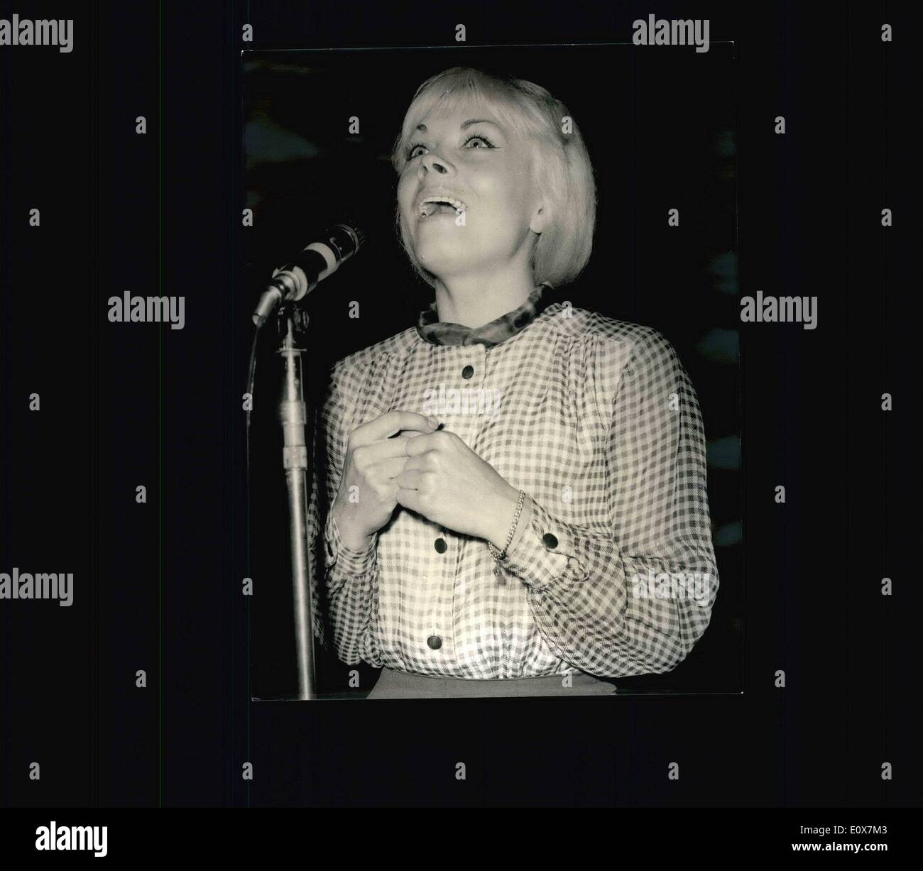 Sept. 09, 1965 - Isabelle Aubret macht eine kommen zurück; Isabelle Aubret, der bekannte französische Sängerin gebliebenen von der Bühne für Stockfoto