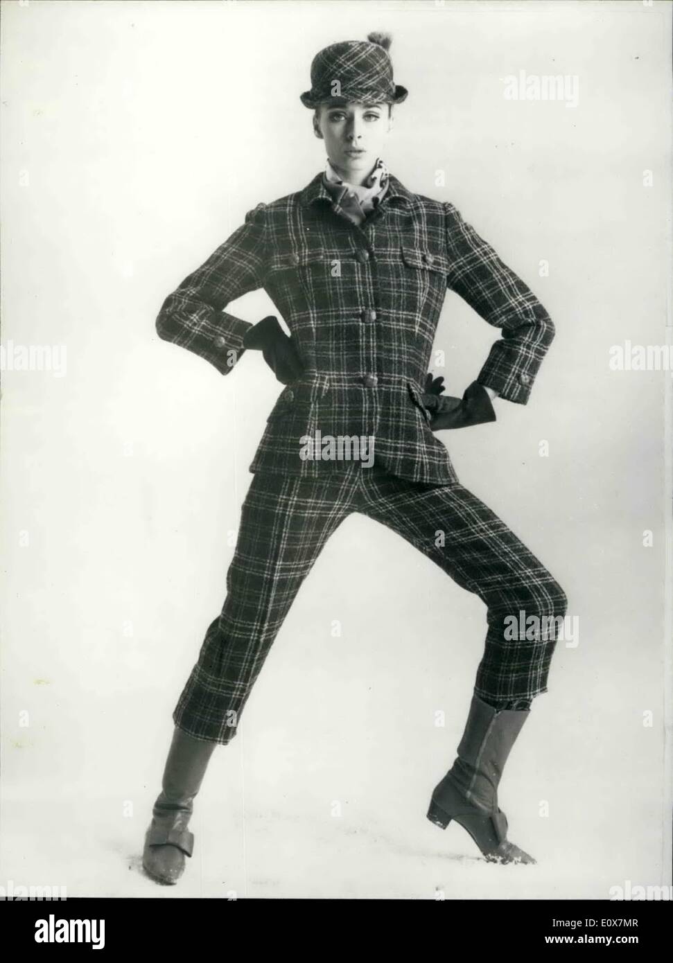 Sept. 09, 1965 - Paris Mode. Das Foto zeigt Chockered Collen Tweed Jagd Outfit mit Hut, Kitch entworfen von Castillo für Jagdsaison. Stockfoto