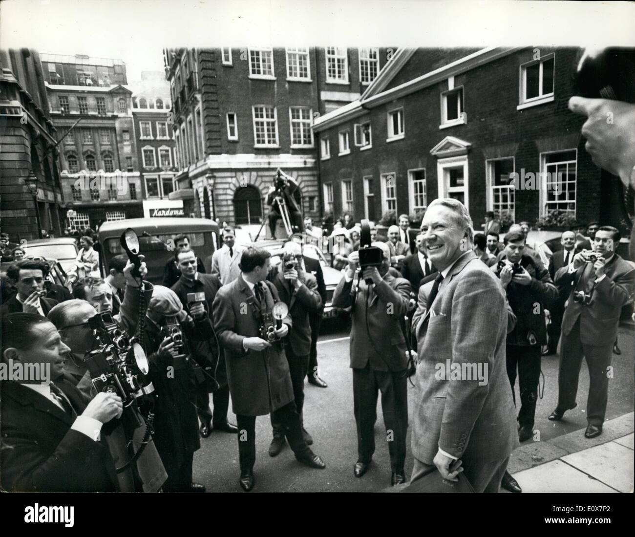 7. Juli 1965 - Herr Heath- und eine Batterie von Kameramann.: Foto zeigt Herr Edward Heath der neue konservative Parteichef - zu eine Batterie von Kameraleuten zu Gesicht, wenn er seine Heimat im Albeny House, Piccadilly, heute verlassen hatte. Stockfoto