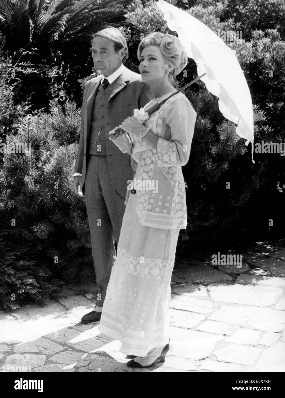 Schauspieler Gary Merrill und Elga Andersen in einer Szene aus einem film Stockfoto