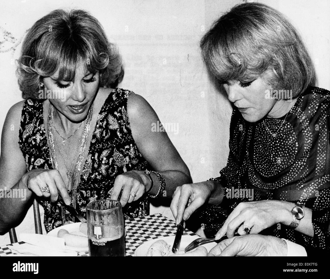 Die Kessler-Zwillinge mit Abendessen in einem restaurant Stockfoto