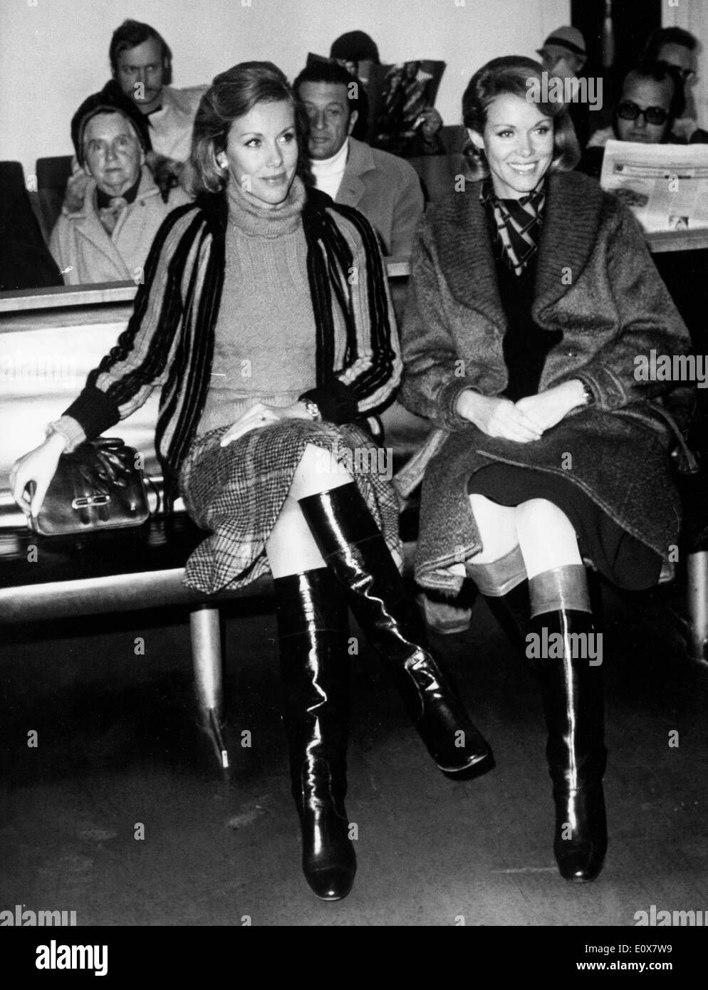 The Famous Kessler Twins Stockfotos & The Famous Kessler Twins Bilder