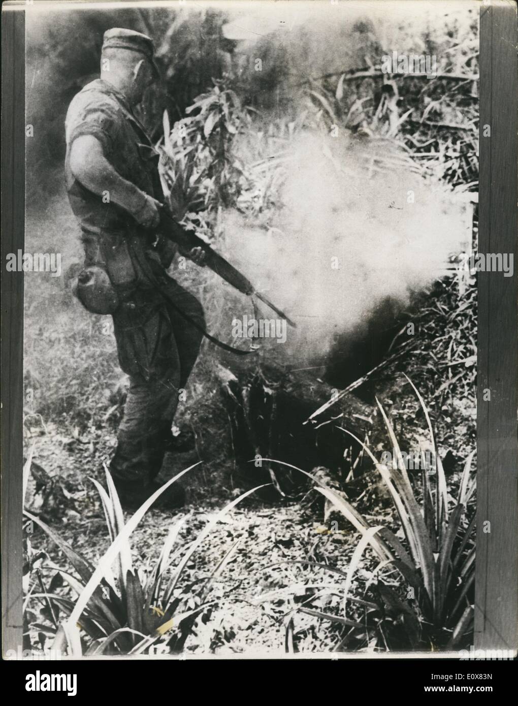 8. August 1965 - US Marines Rout Viet Cong.: US-Marines stieg in eine Tat in der Nähe von Danang Luftwaffenstützpunkt zu versuchen und Bereich der Viet Cong Bandenkämpfer, die ständig Fahrerflucht Attaeks auf diese Bühne zu löschen. Die amerikanischen Verluste waren nicht gemeldet, die Jagd namens '' Betrieb Schweißnaht '' geführt 25 Vietcong getötet und 33 erfasst. Foto zeigt einer Schütze-Form 1. Batt, 9. Marinea steht bereit für Action über ein Vietcong-Fexhels, die nur mit Handgranaten gesprengt worden war. Stockfoto