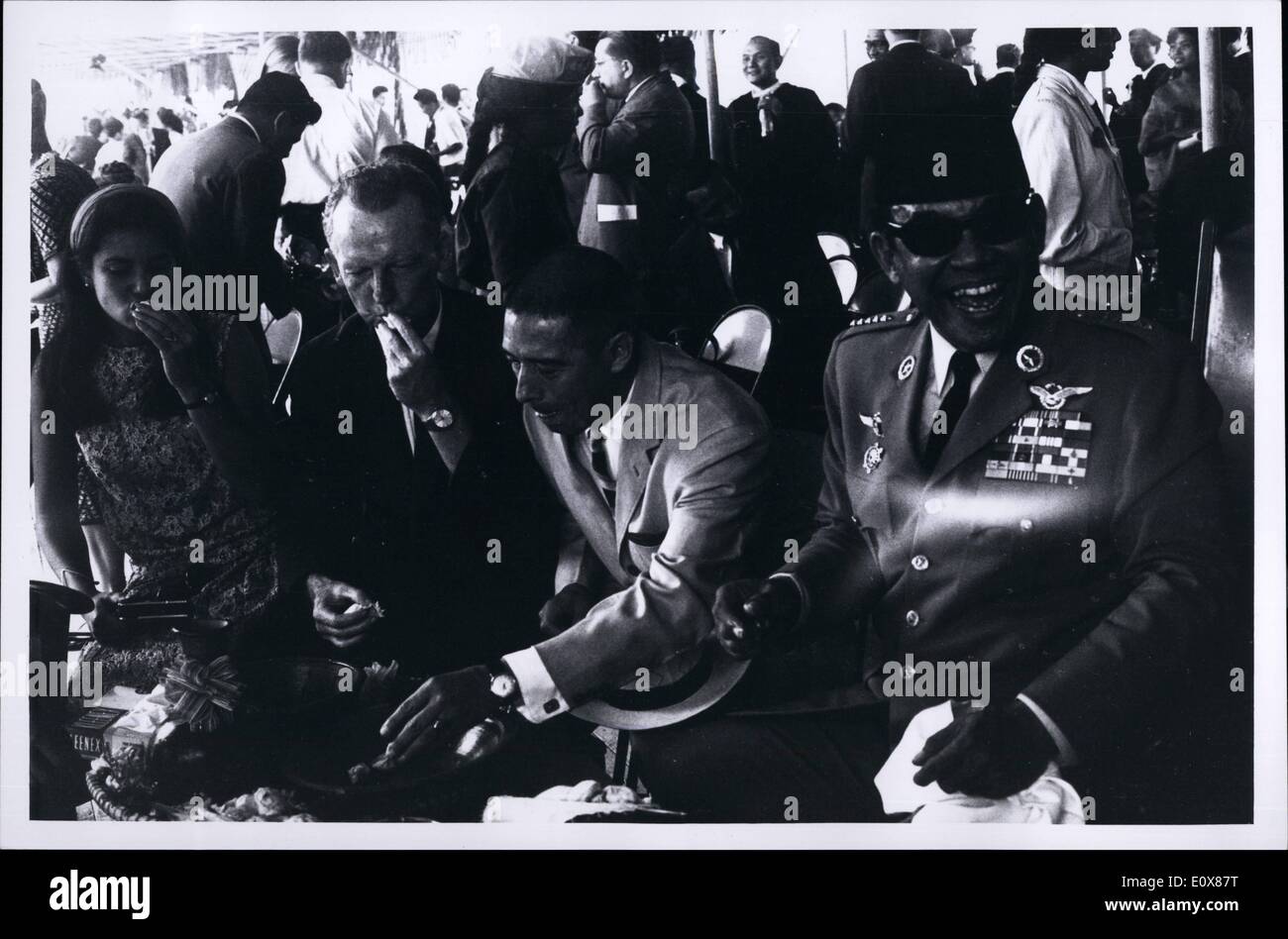 Sept. 09, 1965 - Präsident Sukarno nach Zeremonie 26. September 1965 Grundsteinlegung für den neuen Campus der Universität von Indonesien, außerhalb von Jakarta, Indonesien. Zweiter ist von links, ist amerikanischen Botschafter Marshall Green.Next Grün der mexikanische Botschafter (eines der letzten Bilder von Sukarno vor abgebrochenen Staatsstreich vom 1. Oktober) Stockfoto