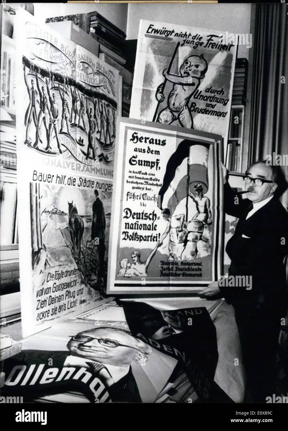 Sept. 09, 1965 - Wahl sammeln Rechnungen das heißt großen Leidenschaft des Malers Carl Lauterbach aus Düsseldorf. Schon als junge, nur 1 Jahr alt, begann er, alle Rechnungen mit politischen Erklärungen zu sammeln. Lauterbach Sammlungen enthält heute mehr als 3000 Plakate, wovon rund 500 Wahl Rechnungen eine einzigartige Sammlung. Das Foto zeigt Carl Lauterbach mit seiner Sammlung. Stockfoto