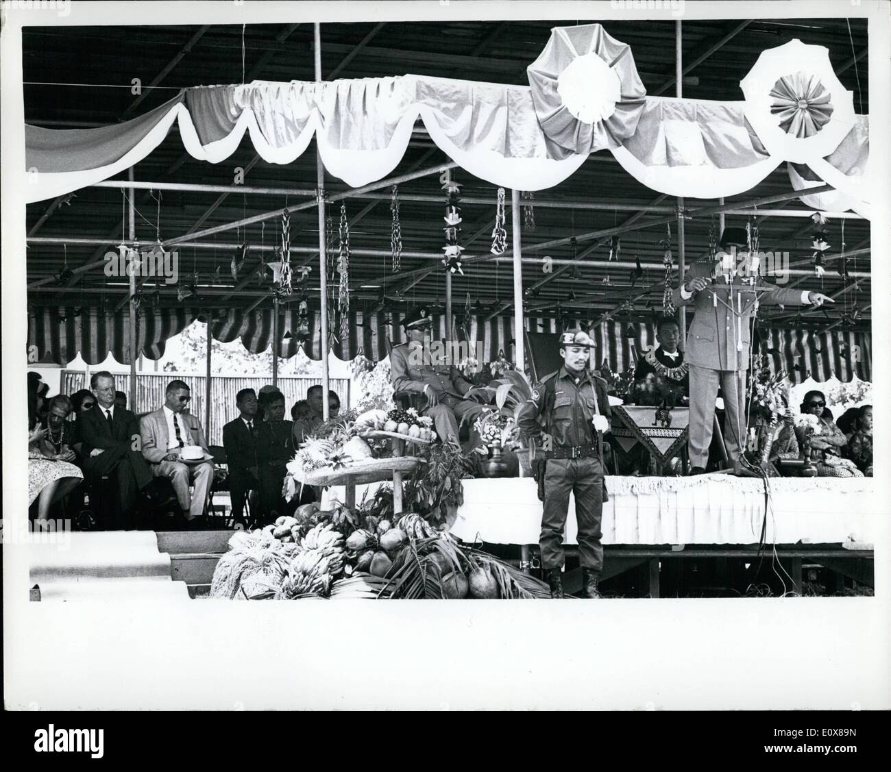 Sept. 09, 1965 - Präsident Sukarno, bei Eckstein Grundsteinlegung des neuen Campus der indonesischen Universität 26. September 1965 in Jakarta, Indonesien. Hier sagt er amerikanische Presse nie erzählt die Wahrheit über Indonesien und schreibt nur schlechte Dinge. Bei hört ganz links, amerikanischer Botschafter Marshall Green grimmig. Mann in Uniform am deis ist Minister für höhere Bildung, hinter Sukarno im Gewand des Dekans der Universität von Indonesien. Stockfoto