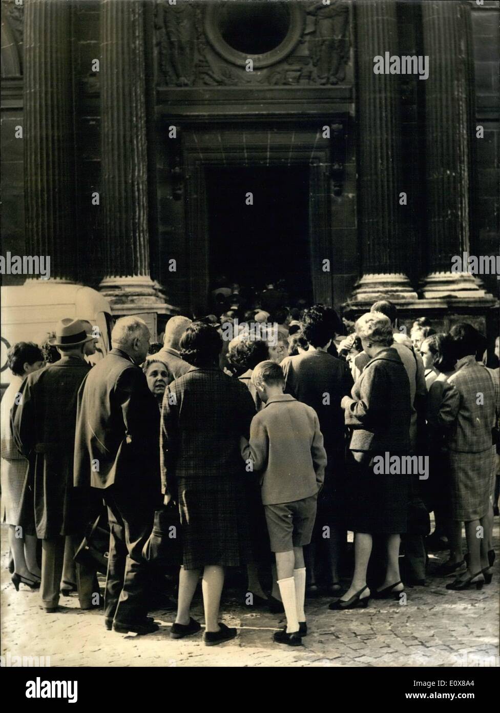 Sept. 09, 1965 - Parisern Warteschlange bis zu sehen russische Museum Master Stücke einer Ausstellung des berühmten französischen Gemälden durch das Leningrader Ermitage Museum geliehen ist jetzt im Louvre statt. OPS: - Parisern, die Schlange vor dem Louvre. Stockfoto