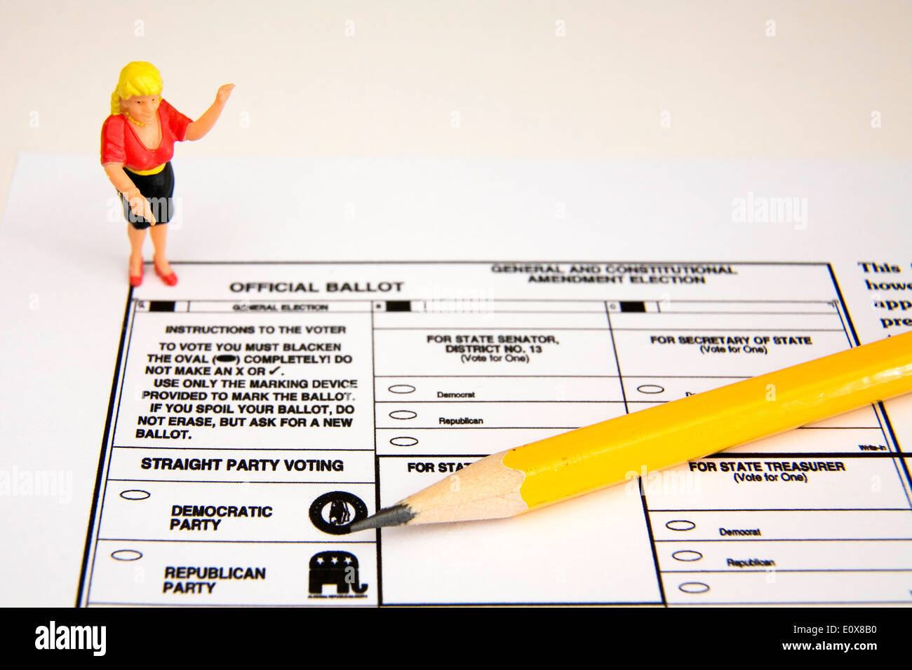 Figur der weiblichen Wähler auf einen Stimmzettel mit einem gelben Stift. Stockfoto