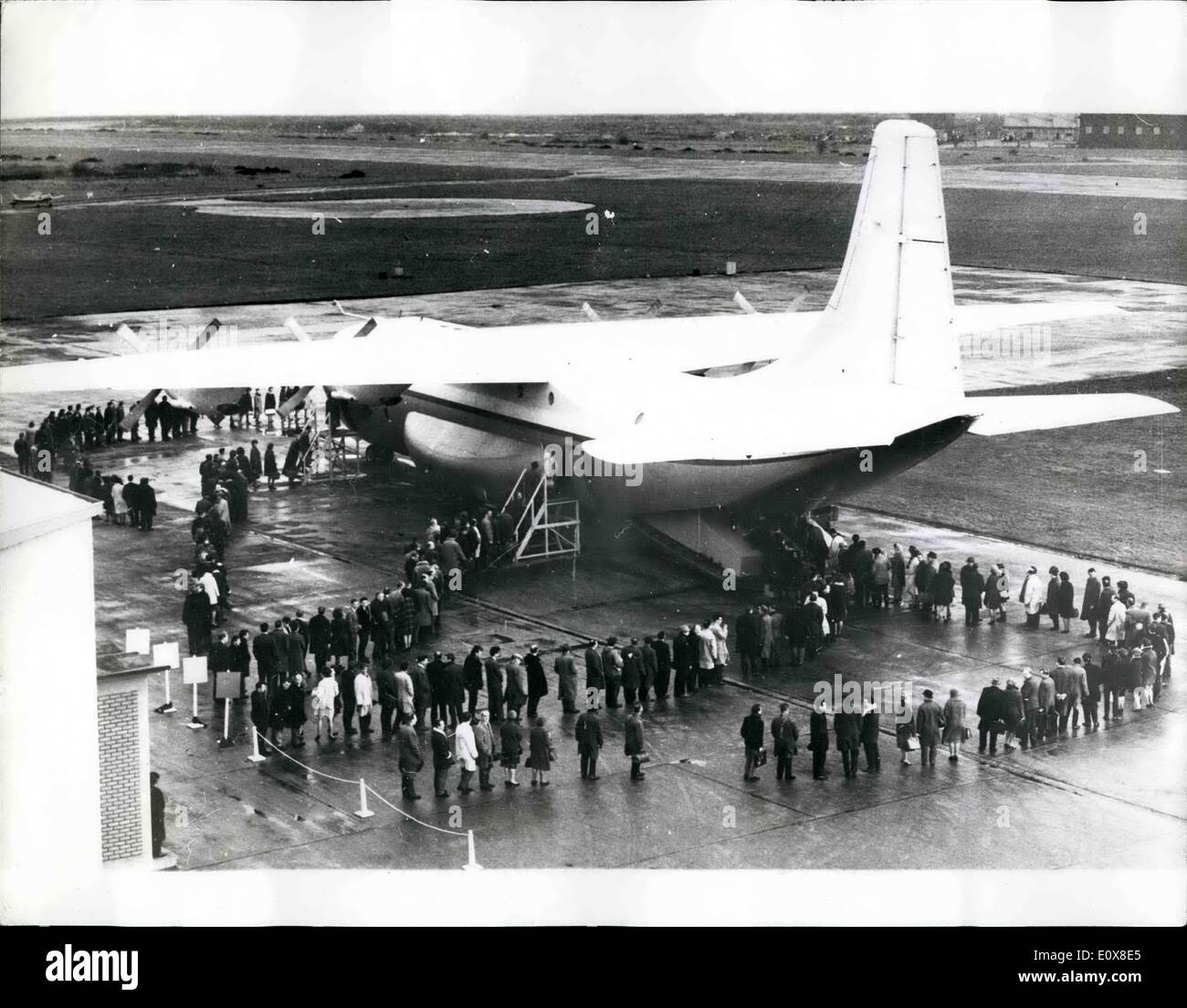 8. August 1965 - PASSAGIERVERSION der SHORT BELFAST '' AIR'' Buslinien. 265, Fluggästen ein Short Belfast durch vier separate Eingänge. Dieser simulierte Übung erfolgte durch Shorts als Bestandteil ihrer Machbarkeits-Studien für eine high-Density-Version des Short Belfast. Das Foto zeigt die Passagiere das Flugzeug durch die vier separate Eingänge betreten. Stockfoto