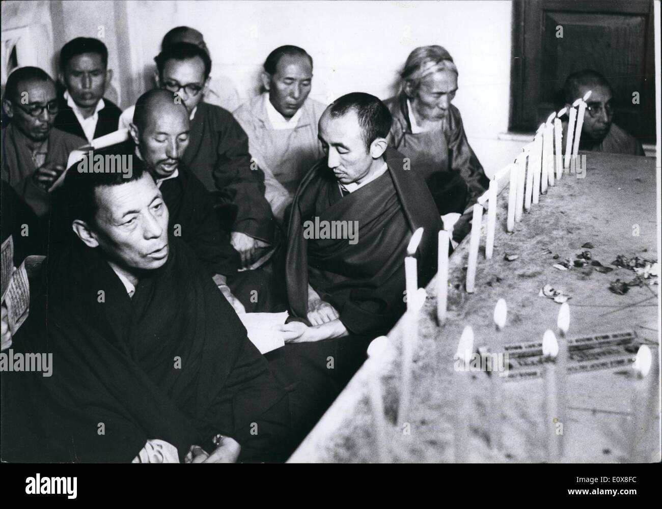 8. August 1965 - beten für die Dalai Lamas Sicherheit: der Minister von der Ladakhi Staatsangelegenheiten in Kaschmir Regierung, seine Heiligkeit Kushak Bakula (nächste Kamera) betet vor ein Altar des Buddha in Neu-Delhi für die Sicherheit der Heiligkeit Dalai Lama.His in Neu-Delhi, Herr Nehru vermitteln ihm die tiefe Besorgnis zu sehen ist die 82,000 Ladakhi Buddhisten leben in Indien für den Dalai Lama religiöse Oberhaupt er ist. Stockfoto