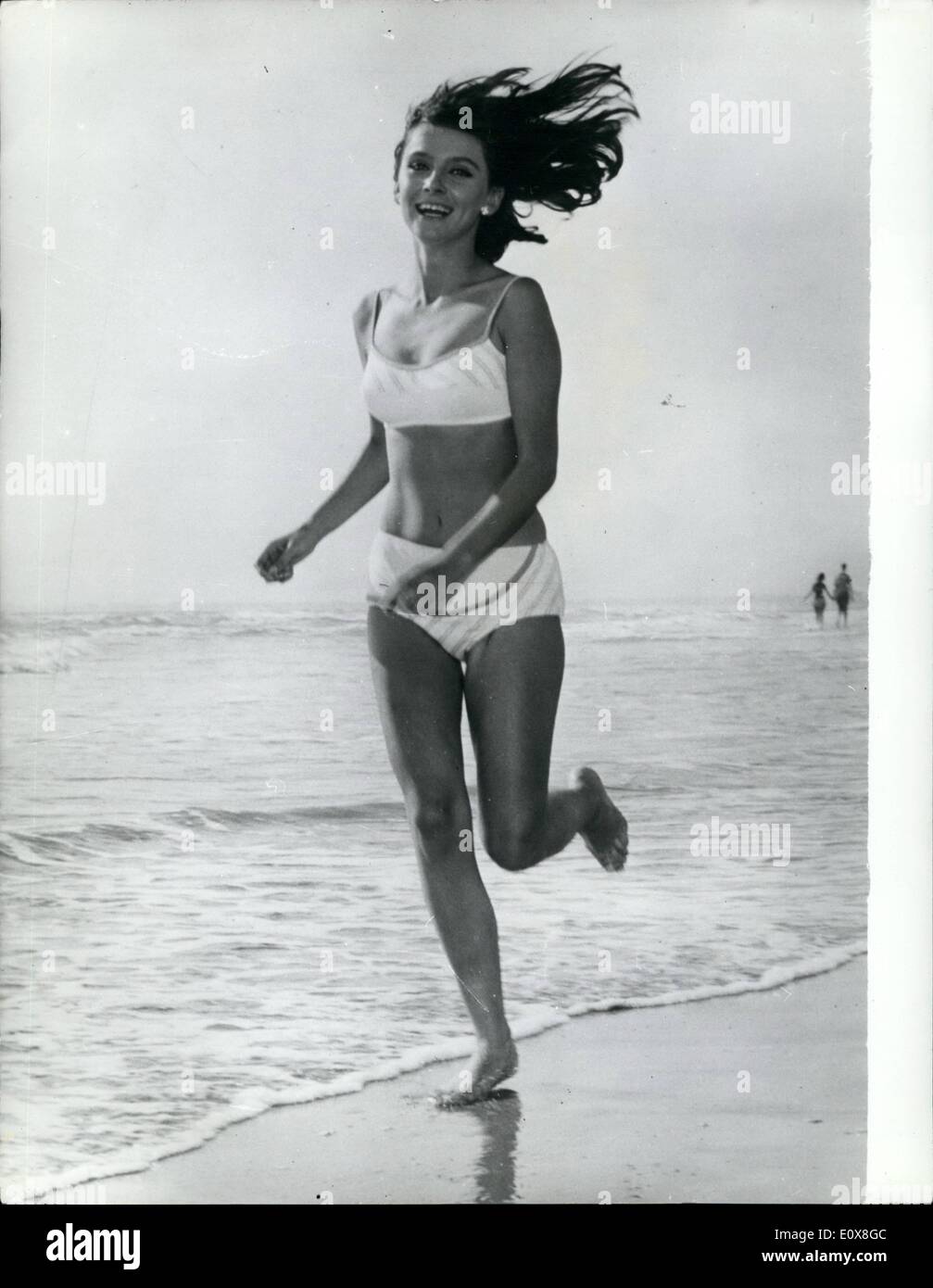 Teen in Bikini und Hot Pants macht Urlaub an Strand und Meer - Vintage  Flare Lens Stock Photo