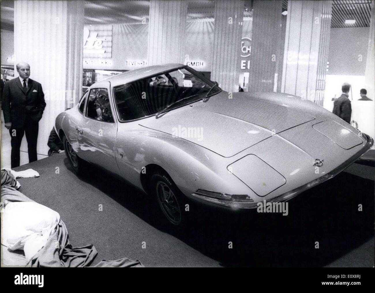 Sept. 09, 1965 - Motor Auto-Show Frankfurt: OPs.: Rocket aus Rüsselsheim ist die noch vorläufigen Art eines Sportwagens, die später in Serie hergestellt werden soll. Mehr als eine bloße Showcar ist das '' Traum-Auto '', das immer wieder von italienischen und amerikanischen Konstruktoren vorgezeichnet ist. Die '' Opel Grand Tourismo Coupe'' ist ein Trail-Auto, das wird auf eine harte Probe, aber noch nicht zum Verkauf bereit. Diese '' Silver Rocket'' verfügt über einen High-Power 1,9 Liter 4-Zylinder-aufgezeichnet-Motor und erreicht eine Höchstgeschwindigkeit von 200 km/h. Stockfoto