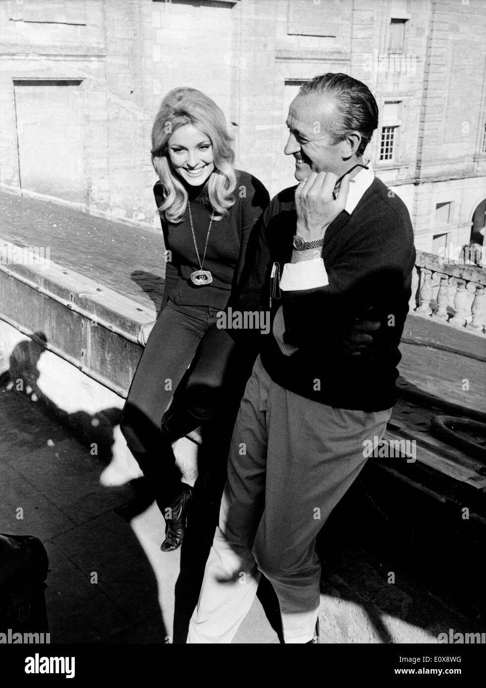Schauspieler David Niven und Sharon Tate am Set des Films "13" Stockfoto
