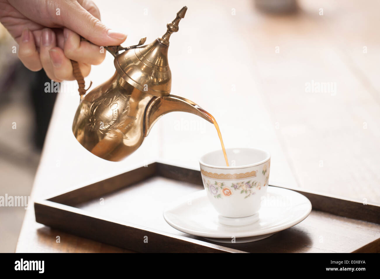 gegossen aus einem Topf in eine Tasse Kaffee Stockfoto