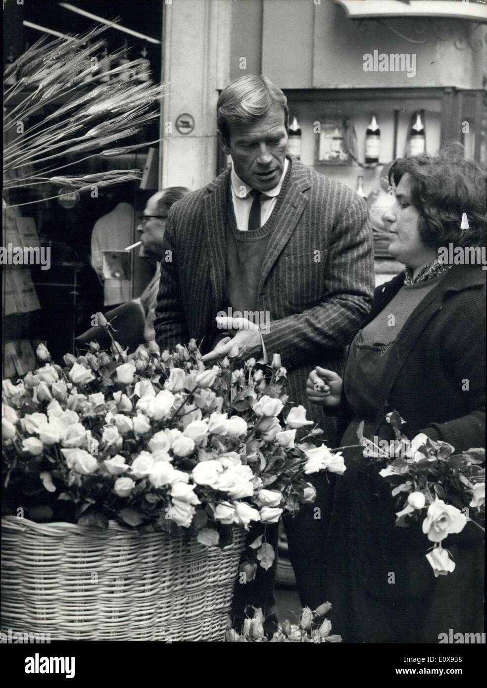 27. November 1965 - Secret Agent 077, Alias Ken Clark, US-amerikanischer Schauspieler, unten Iais die Waffe um die Blumen zu kaufen. Verleihen er wird seine Verlobte die Blumen oder verbergen der Blumen werden die Waffe während einer neuen Aktion zu? Das Foto zeigt Ken Clark die Blumen auf den spanischen Schritt zu kaufen. Stockfoto