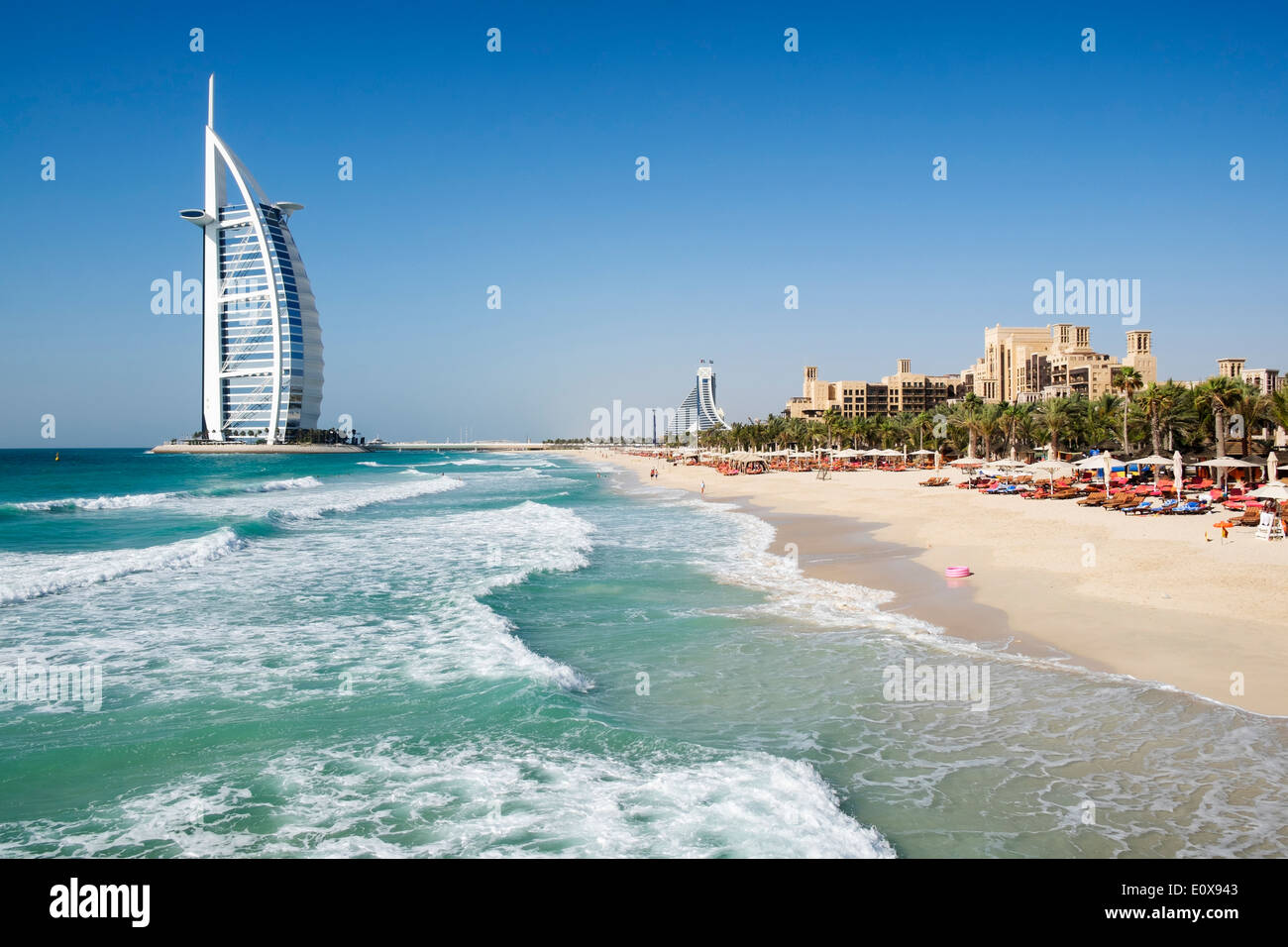 Luxushotel Burj al Arab und Madinat Jumeirah Hotels neben in Dubai Vereinigte Arabische Emirate Stockfoto