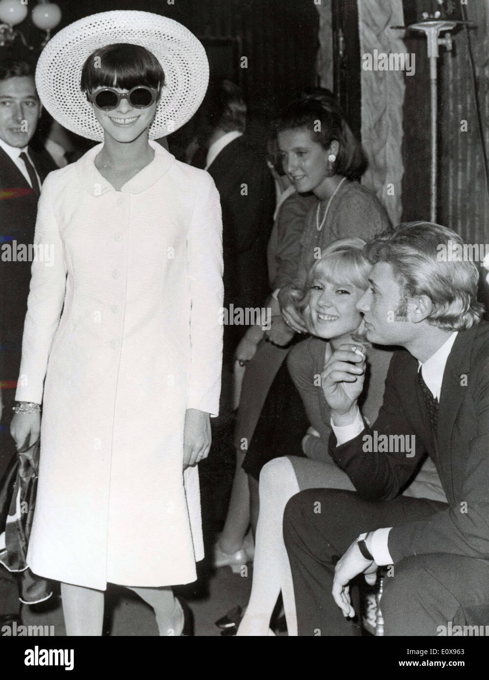 9. Oktober 1965 - Paris, Frankreich - JOHNNY HALLYDAY mit seiner Frau SYLVIE VARTAN Watch Modelle tragen Vartan Linie von Frühling und Sommer Kleidung für 1966. Stockfoto