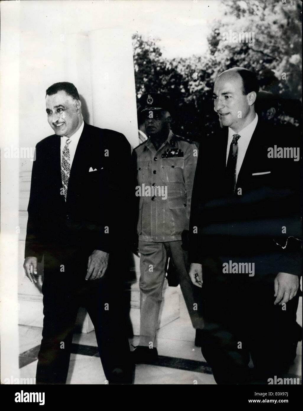 10. Oktober 1965 - neue Vereinigte Arabische Republik-Kabinett in gezeigt: U.A.R. Präsident Nasser ist mit seinem neuen Premierminister Zakarya Mohieddin (rechts) nach der Vereidigung in Kairo zu sehen. Mitglieder des neuen Kabinetts nahmen die konstitutionelle Cath vor dem Präsidenten Kubbeh Palace. Stockfoto