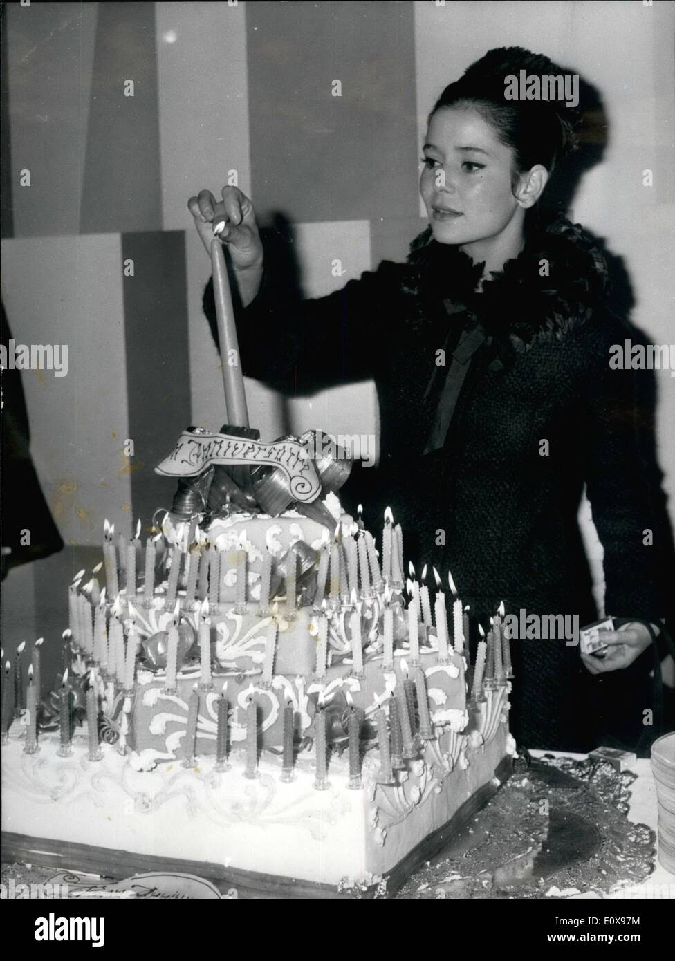 10. Oktober 1965 - Kinder Show feiert 18. Geburtstag des Kindes zeigen nun statt an der Porte de Versailles feiert seinen 18. Geburtstag. OPS: Bildschirm Schauspielerin Marie Jose Nat 18 Kerzen die Geburtstagstorte. Stockfoto