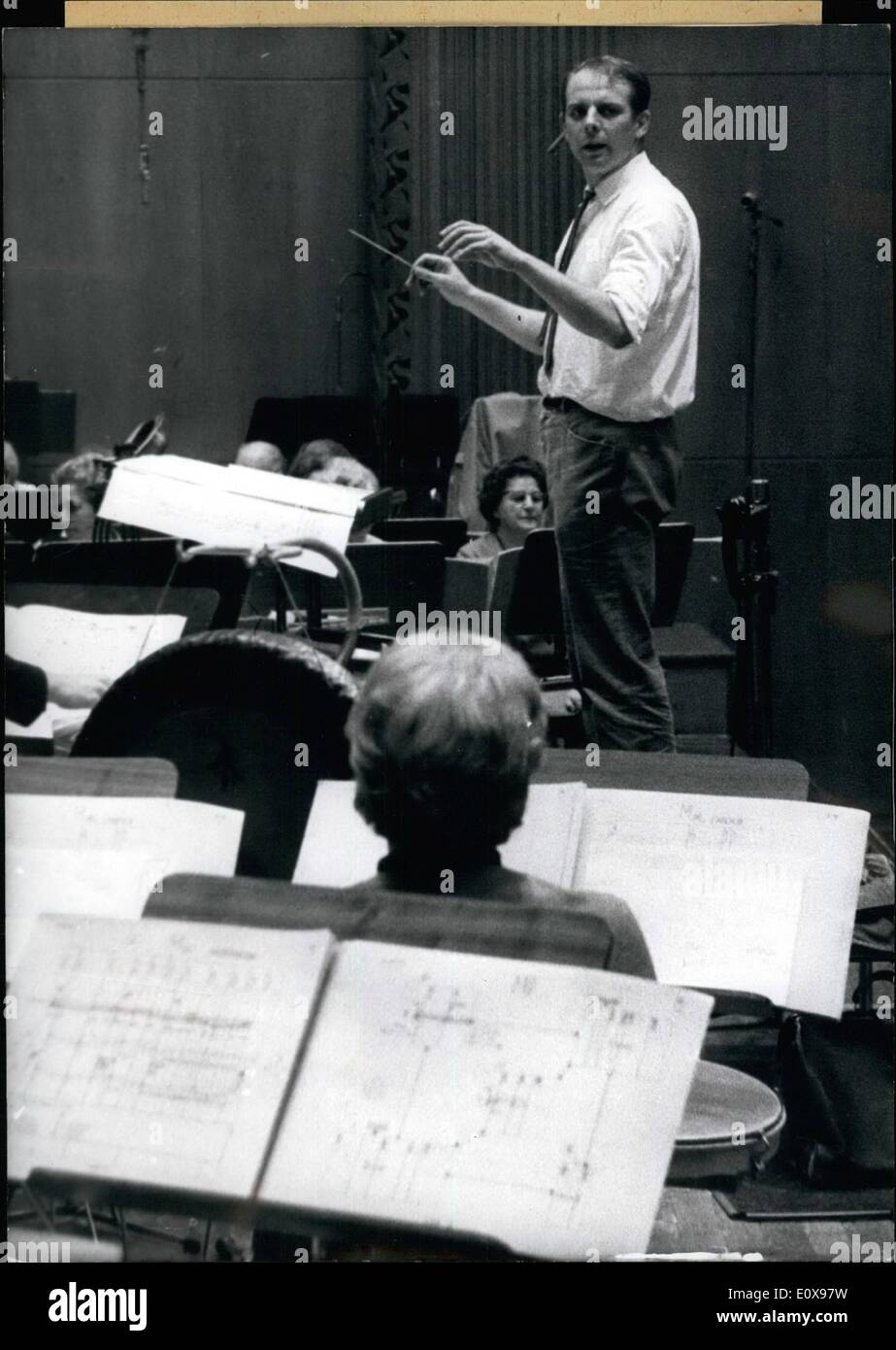 10. Oktober 1965 - unreine Tunes Karlheinz Stockhausen (37) gezwungen, ihr, aber dieses Mal bisserl nicht aus dem Orchester war aber Stockfoto