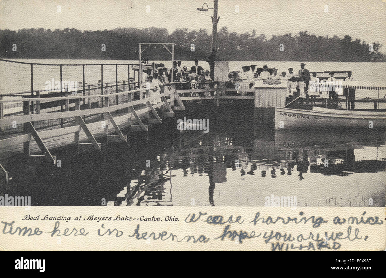 Diese Postkarte aus der Bowden Collection zeigt eine Bootslandung am Myeres Lake in Ohio und zeigt die typischen Piers und Kais der Gegend. Die Szene fängt das ruhige Wasser und die Boote an der Küste ein und veranschaulicht die Freizeitaktivitäten des frühen 20. Jahrhunderts. Stockfoto
