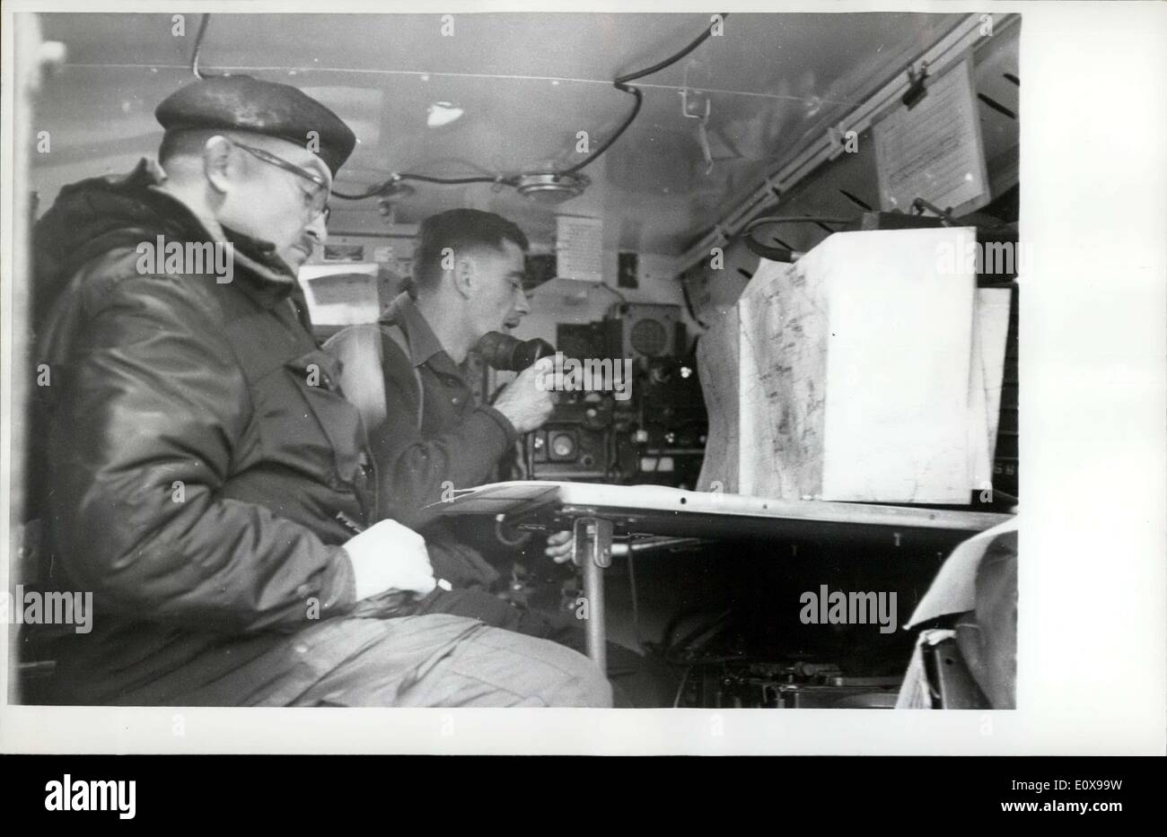 Trainieren Sie 6. Dezember 1965 - im Befehl-die Reserve Armee vom östlichen Kanada befahl der regulären Armee in einen kräftigen Bildungsgang entworfen, um den Reserven das Element der Befehl und Patrouille und Aufklärung in die größte militärische Einrichtung des Commonwealth, '' Camp Gage Town.'' Lehren Reservisten wurden aus ihren Heimatstädten Gage Stadt N.B., von der Rcaf Air Transport Command geflogen. Bild 1 zeigt die Kommandozentrale auf dem Gebiet von Reserve-Offizieren E.L Warner (Vordergrund) und r.j. Davies (hinten), beide von Sherbrooke Husaren ausgeübt wird. Stockfoto