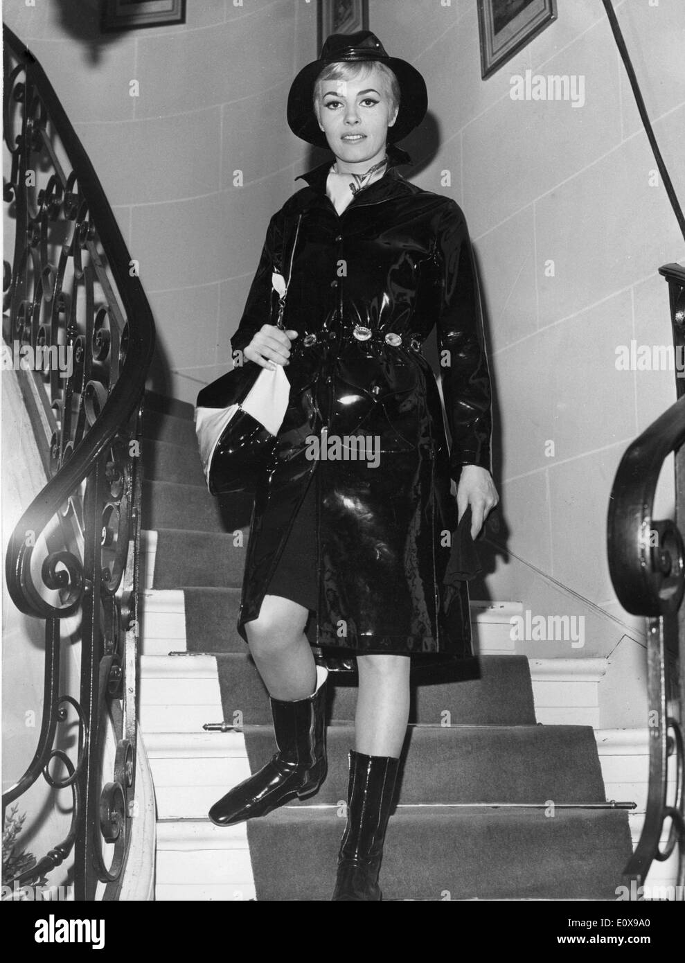 6. Dezember 1965 steigt Schauspielerin MICHELE MERCIER die Treppe in