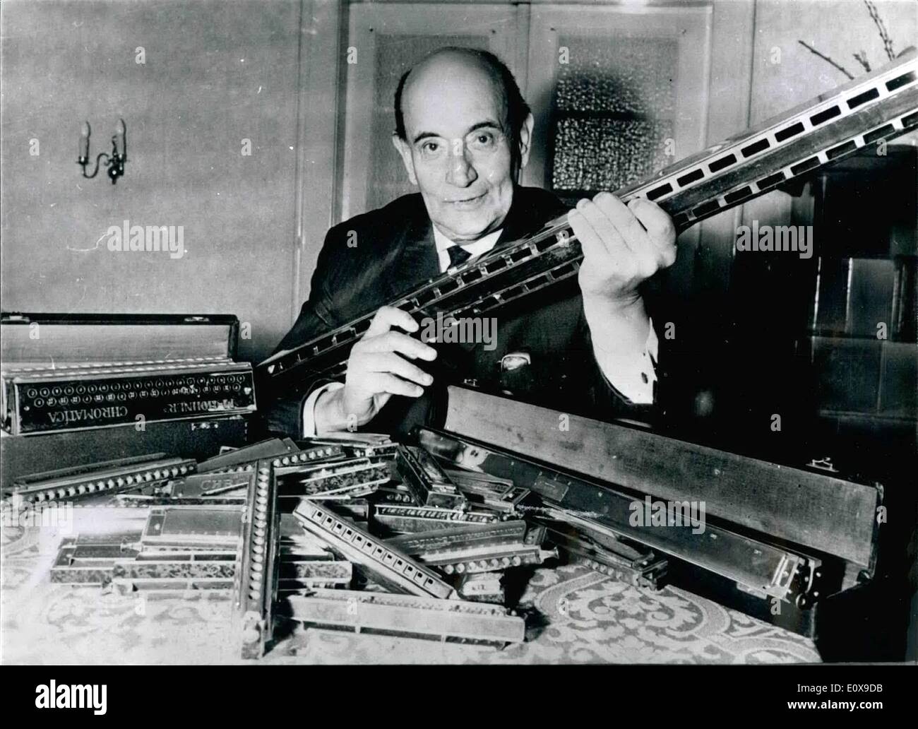 10. Oktober 1965 - er hat eine Sammlung von 400 Mundharmonikas: 75-jährige Francis Dorney, Nürnberg Deutschlands, bekannt als "König der Mundharmonika Spieler '' eine Sammlung von mehr als 400 Mundharmonikas hat. Der kleinste in der Auflistung ist lang – ein Kontinent und die größte 1,50 Meter. Man war dort kaum eine Musikhalle der Kabarett-Bühne in Europa, wo der Name Francis Dorney über th Eingang nicht in großen glitzernden Lettern erschienen war. Stockfoto