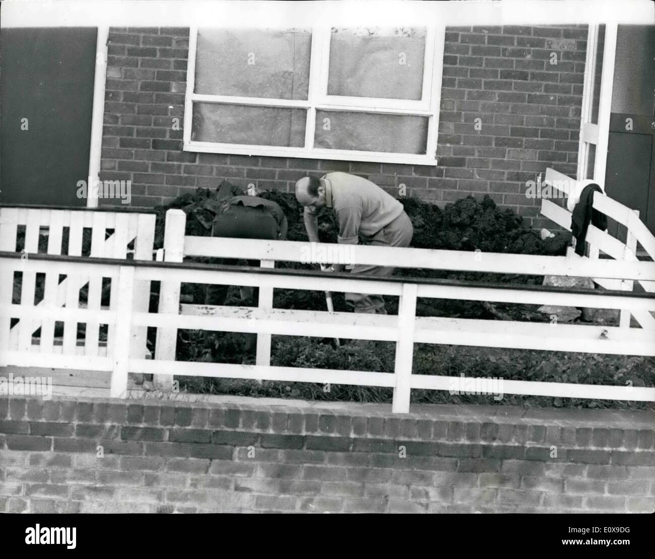 10. Oktober 1965 - paar beschuldigt Of Killing 10-Year-Old Girl Found Buried auf der Pennine Moors: ein junger Mann und eine Frau des Mordes an 10-Year-Old Lesley Downey beschuldigt wurden, deren Leiche gefunden wurde letztes Wochenende auf dem Penine Morrs begraben. Der Mann war 27-Year-Old Ian Brady, und die Frau war 23-Year-Old Myra Hindley, Stenotypistin. Graben im Garten eines Hauses im Stadtteil Overspill bei Hattersley, Hyde, der Heimat von Ian Brady Fotoshows Detektiv gelten. Stockfoto