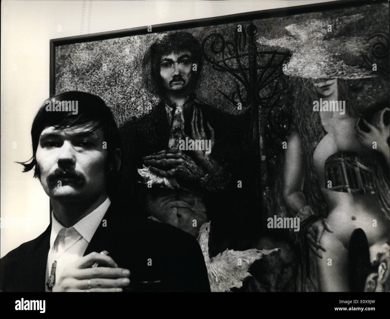 12. Dezember 1965 - Arto oder Antikunst.?: die Kunst-Galerie '' La Medusa'' in Rom eröffnete die Ausstellung des österreichischen Künstlers Leherb, die revolutionären neuartigen Formen des Ausdrucks. Er zeigt '' die Sammlung der Werke der Manifestation für die Zerstörung der Zeit, mit Skulpturen, Bilder und Zerstörungen ''. Transalated haben wir diese Beschreibung aus dem Katalog, den Leherb an die Besucher verteilt. Leherb, geboren am 1933 lebt in Paris und in Wien. Foto zeigt Leherb und das Werk "die göttliche Torheit" Stockfoto