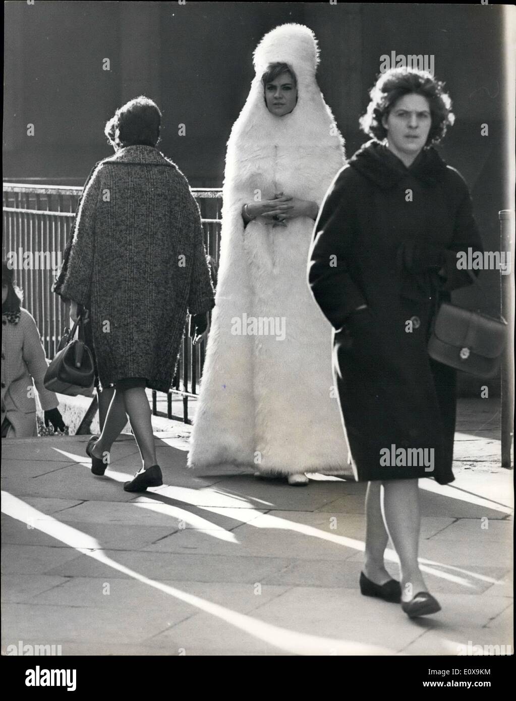 12. Dezember 1965 - Fell Stoffe zeigen in London: Foto zeigt Carolyn Hudson Aufsehen in London gestern - wenn Whe trug Stockfoto