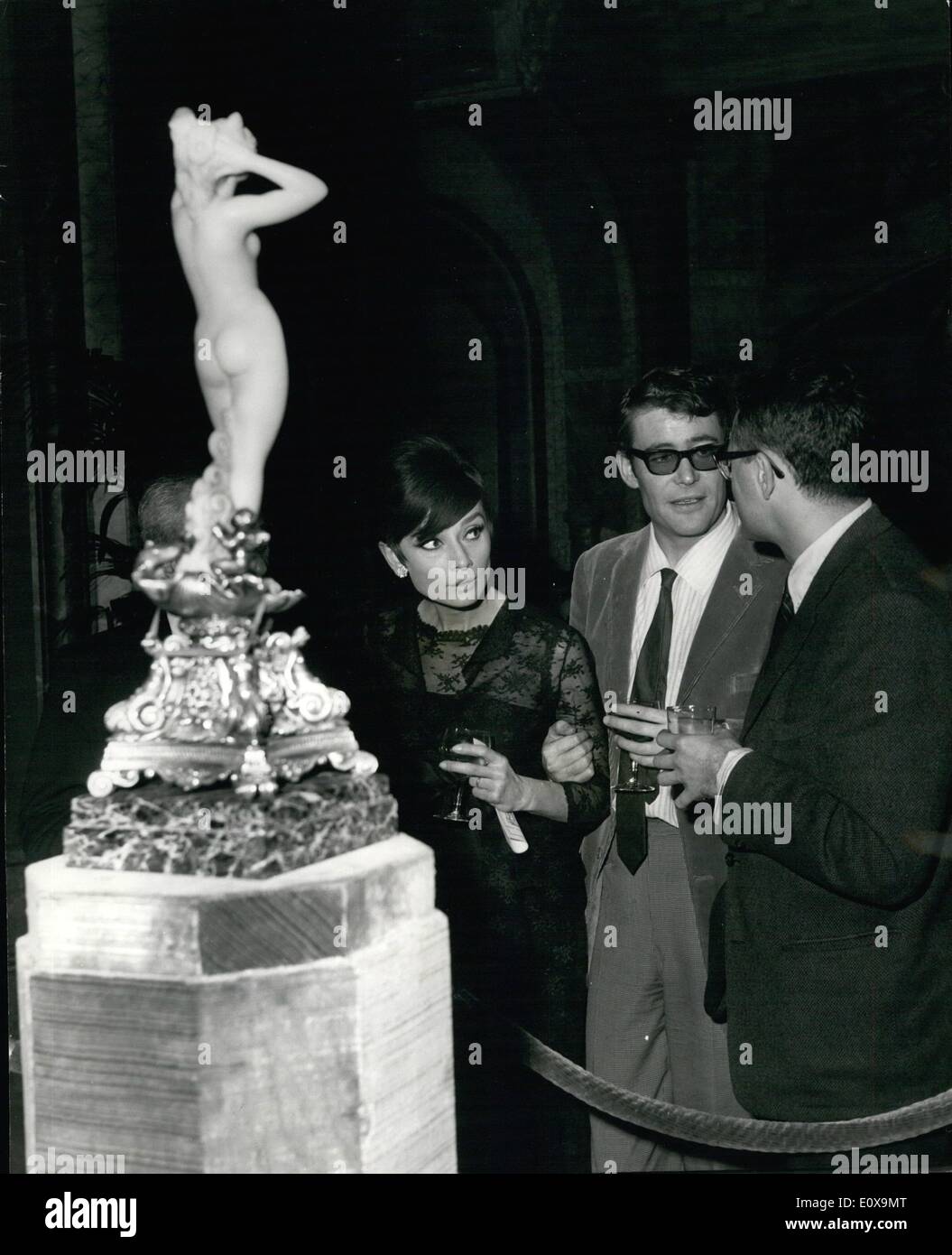 12. Dezember 1965 - französischen Grafen beschuldigt Schauspieler Peter O'Toole des Angriffs: Graf Phillipe De La Fayette, eine 45 Jahre alte Führungskraft mit einem Champagner-Firma, hat in Paris Assualt Cahrges gegen Schauspieler Peter O'Toole gelegt. Er behauptet, dass er von dem Schauspieler getroffen wurde, als er einen Nachtclub in der linken seine-Ufer verlassen wollte. O' Toole, 34, ist in Paris arbeitet mit Schauspielerin Audrey Hepburn in dem Film '' wie 1 Million Dollar zu stehlen und Leben glücklich bis ans Ende". Foto zeigt Audrey Hepburn und Peter O'Toole (Mitte) abgebildet auf einer Cocktailparty in der vergangenen Nacht im Boulegne Studio. Stockfoto