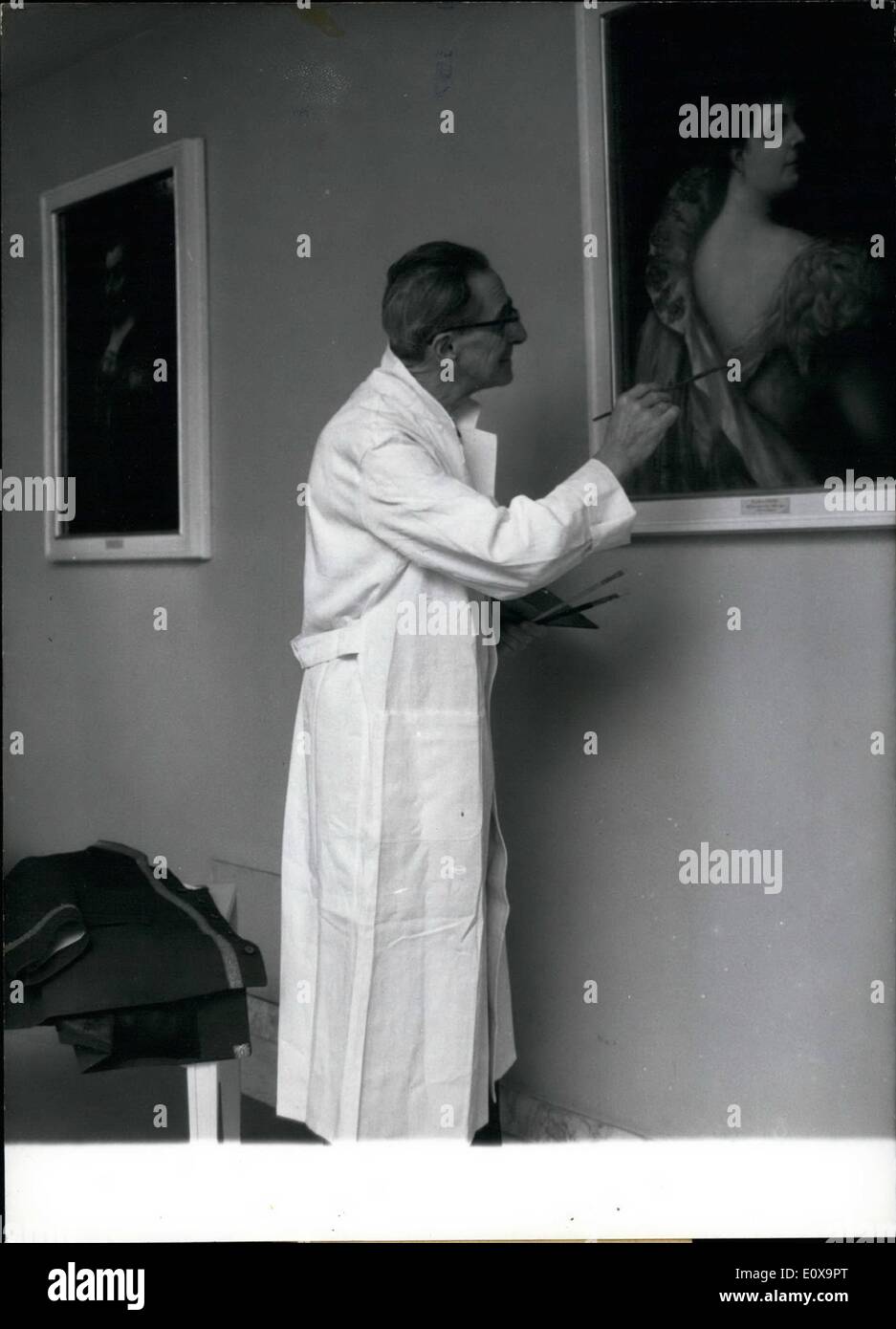 10. Oktober 1965 - ist Bussied als Restaurator und als Begleiter, dass Johann Hafe aus München Whi sauer über das National - Theater ist. Bereits Stockfoto