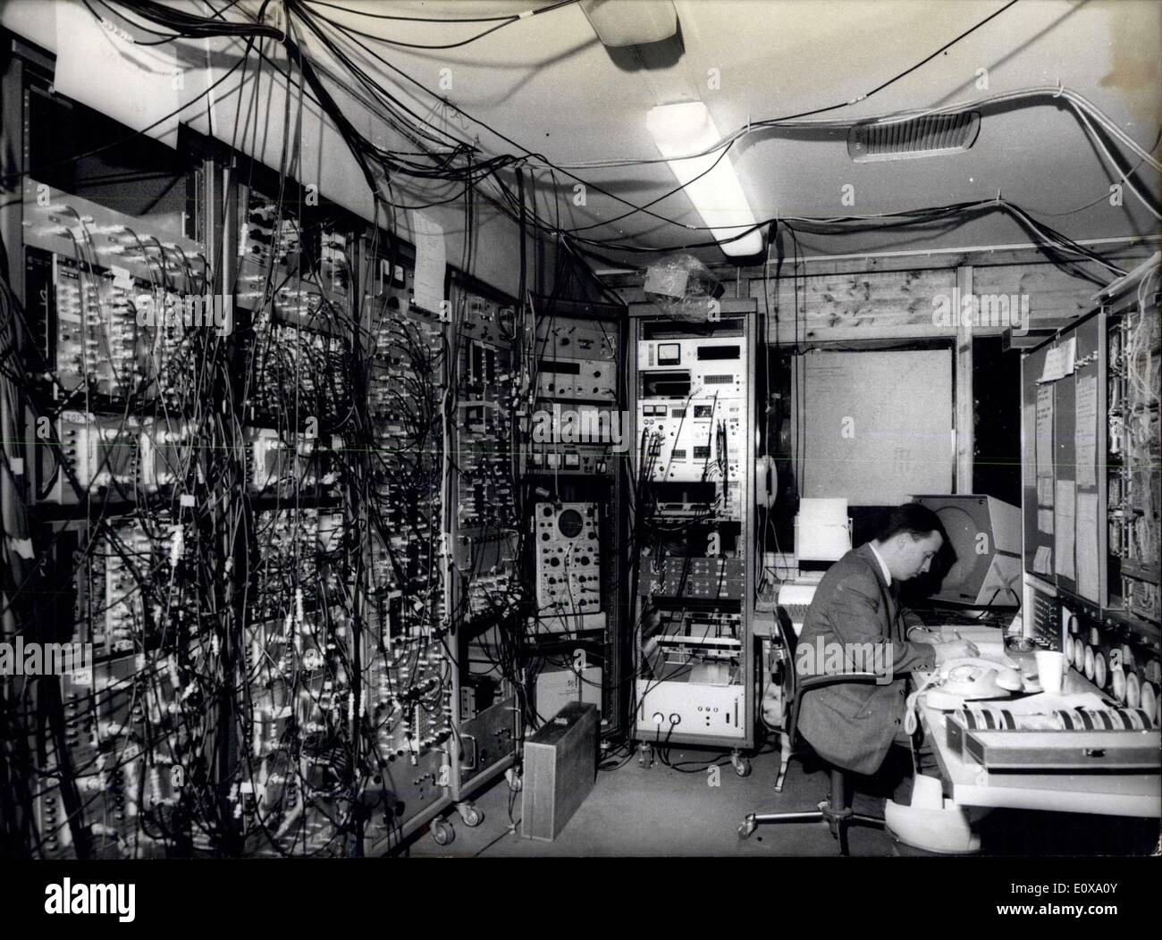 14. Dezember 1965 - A sensationelle Experiment... war gut funktioniert durch eine Wissenschaftler-Gruppe von zehn Männern unter der Leitung von Prof. Stahlin im deutschen '' Elektronesynchroton'' in Hamburg-Bahrenfeld (kurz genannt: DESY). In mehreren Untersuchungen gelang sie es unbestreitbar beweist der Anti-Materie in die Protonen (Wasserstoff--Atomkern), mit Hilfe von Licht mit extrem kurzen Wellen (GAMMA-Strahlen). Besteht eine Anti-Materie bereits wurde bereits durch den Aufprall der Materie-Elemente im Jahre 1955 in den USA nachgewiesen Stockfoto
