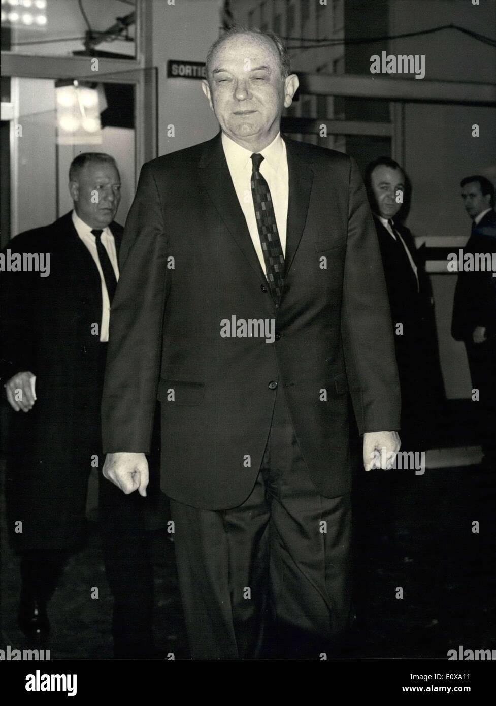 14. Dezember 1965 - fand eine Reihe von bilateralen Treffen in Paris zwischen verschiedenen Minister für auswärtige Angelegenheiten von Ländern, die der NATO angehören. Dean Rush, Sekretär für auswärtige für die USA ist abgebildet, Ankunft auf der Tagung der NATO. Stockfoto