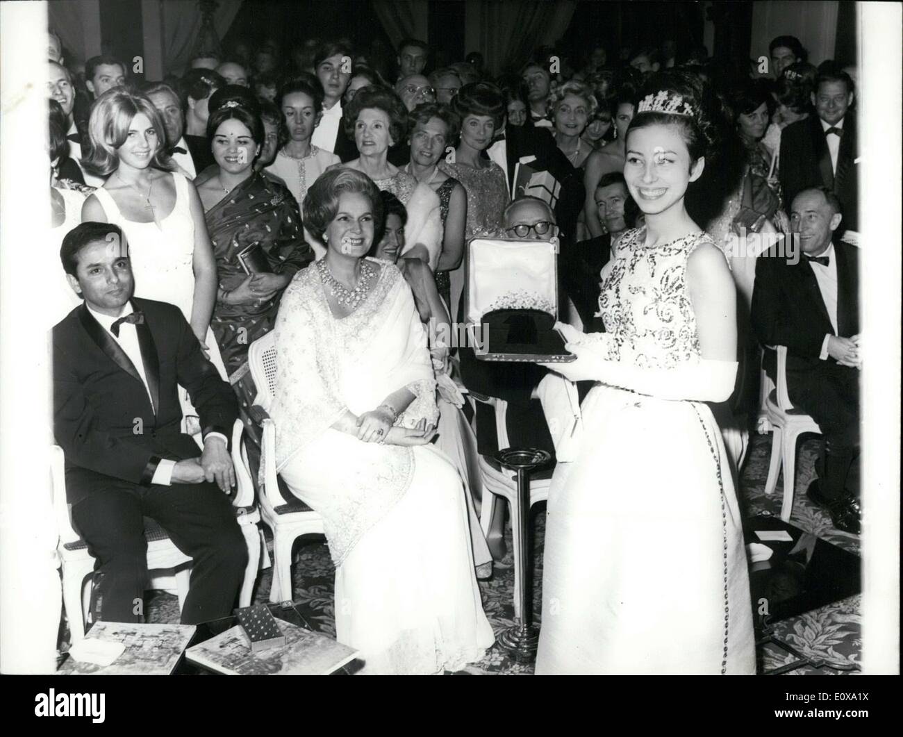 19. Dezember 1965 - Debütantin Ball fand am Freitagabend in Cannes und wurde ziemlich succ Stockfoto