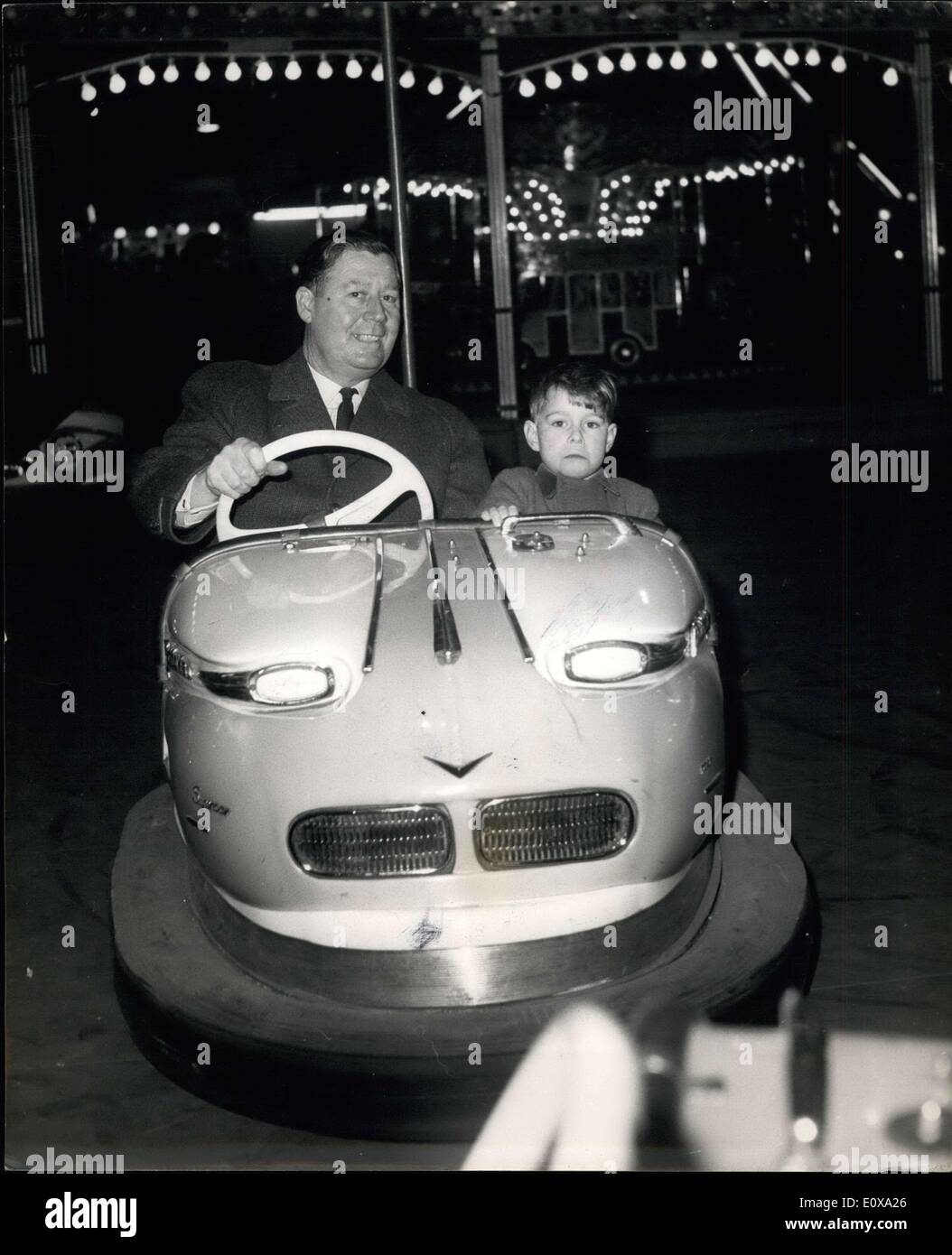 20. Dezember 1965 - Prinz Andrew im Bertram Mills Circus hat ein Rideon eines Dodgem-Autos: Foto zeigt Prinz Andrew, den 5-jährigen Sohn der Königin  auf einem Dodgem-Auto, das heute von einem Detektiv auf der Fun Fair in Olympia gefahren wurde, nachdem er Bertram Mills Circus beobachtet hatte Stockfoto