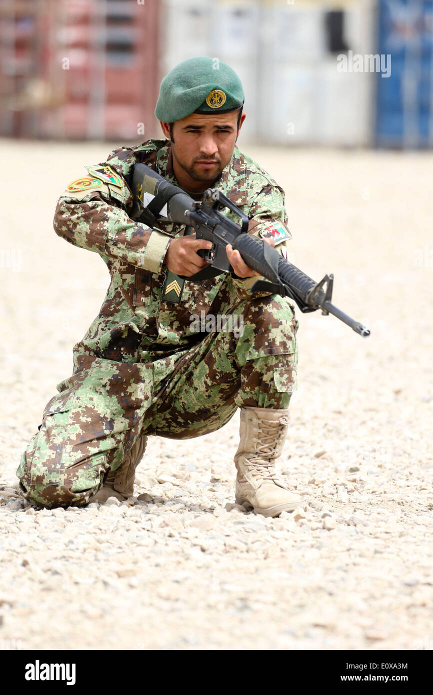 Ein afghanischer Soldat mit dem 4. TOLAY, 215. Korps, Afghanistan Nationalarmee während ein taktisches Vorgehen Übung 17. Mai 2014 im Camp Shorabak, Provinz Helmand, Afghanistan. Stockfoto